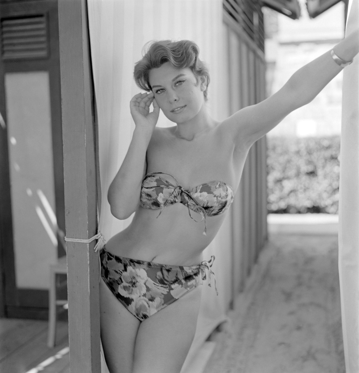 ベニスのリドビーチでの女優のピナ・ブーティ - 1957年 作： 不明
