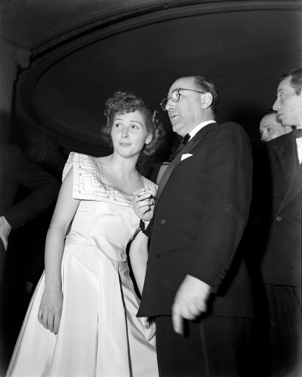 1949年にローマで開催された「イタリア映画祭」でのMario Camerini監督と女優のCarla del Poggio。 作： 不明