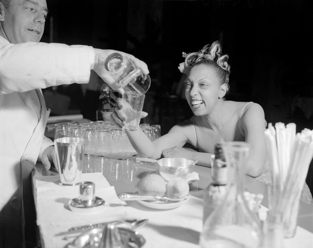 ベニスのリドで開催された国際映画祭でのポップシンガー兼ダンサーのジョセフィーヌ・ベイカー - 1948年 作： 不明