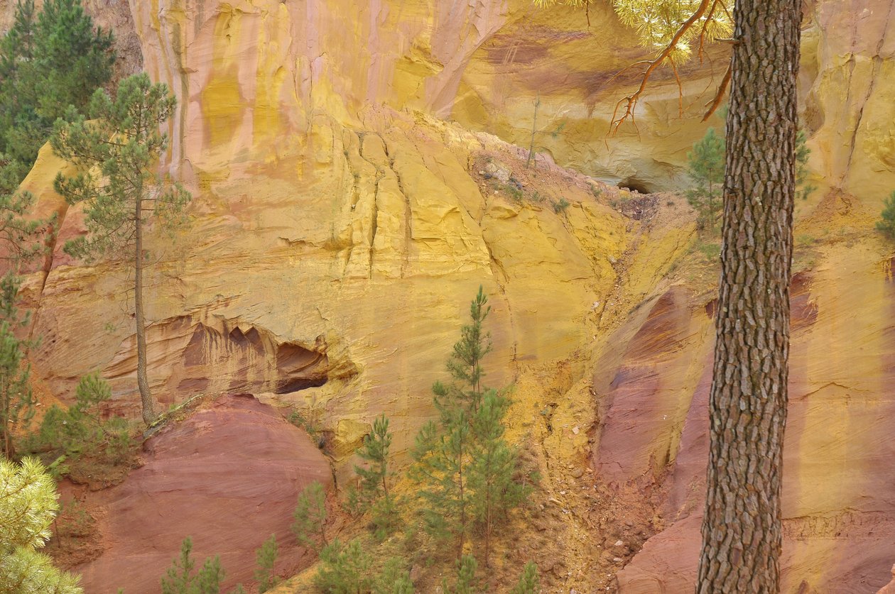 ルシヨンへの黄土色の残りの採石場。 鉱山のギャラリーの入り口と黄土色のさまざまな色合いを見ることができます。 黄土色はカオリナイトとして知られる純粋な粘土で、鉱物由来の水酸化鉄の顔料で着色されています。 ヴォクリューズ、プロヴァンス アルプ コート 作： 無名の画家