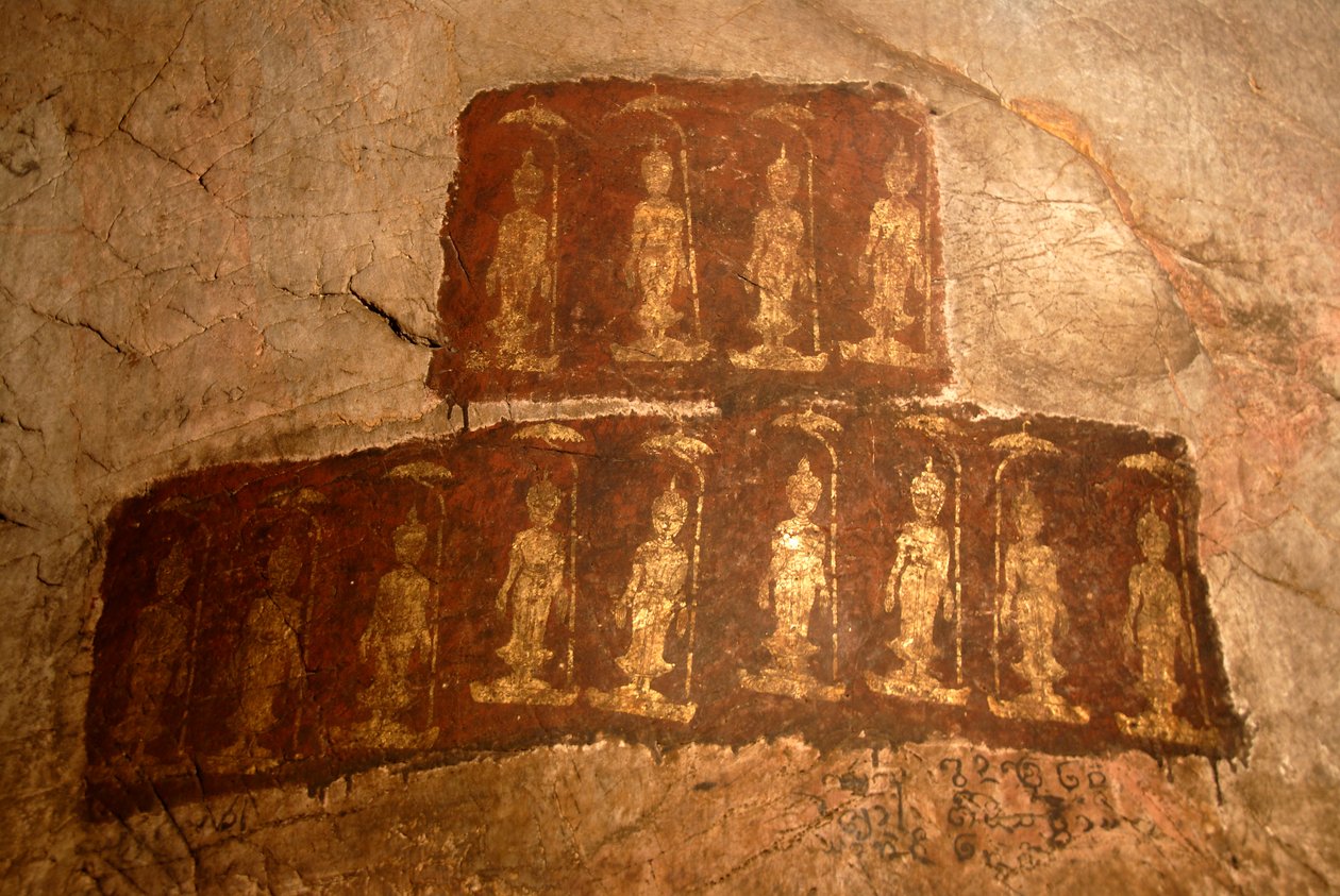 上座部仏教; 古代の壁画; 立仏釈迦牟尼。 ムドラ; バラダ; 願いを叶えるジェスチャー; タムパ洞窟; ノンタンで。 シェンクワン県; ラオス; 東南アジア; アジア 作： 無名の画家