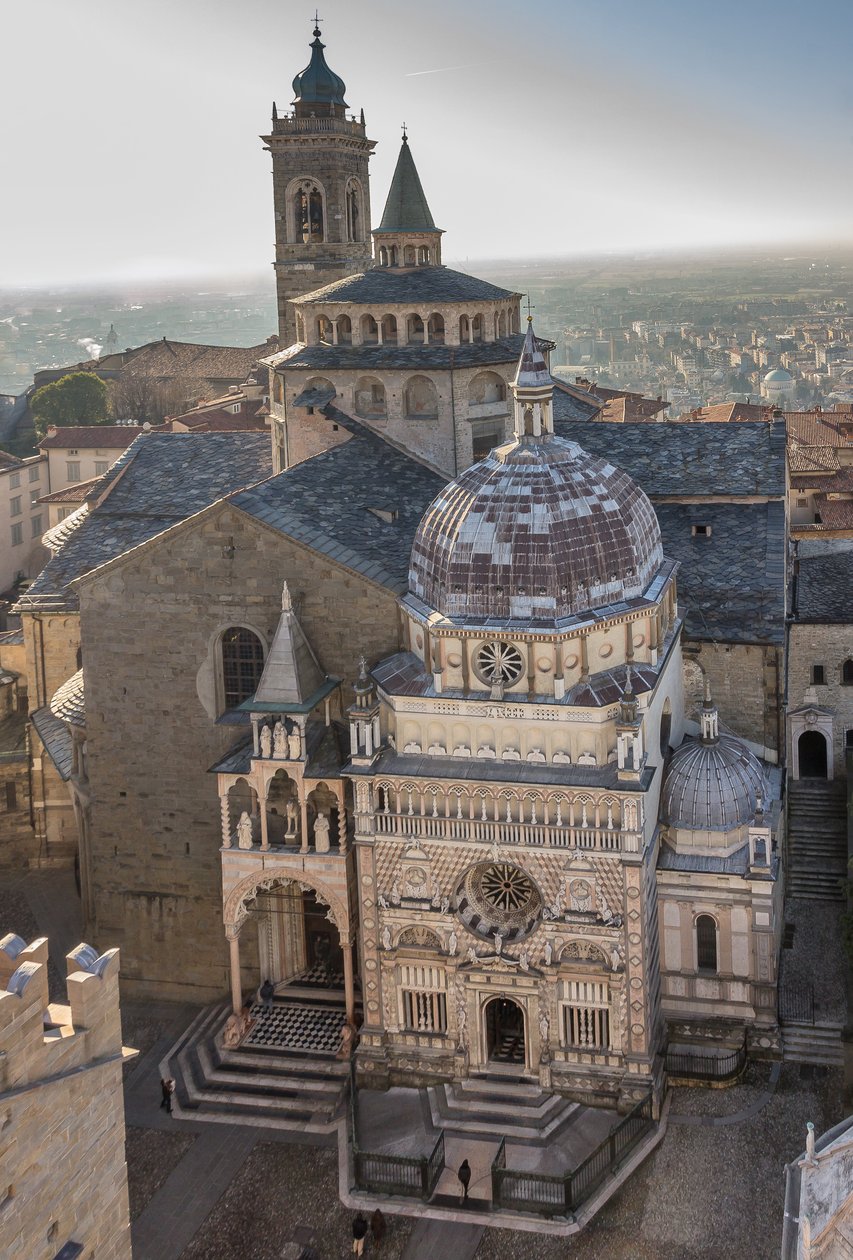 ドゥオーモ広場の眺め、アッパー ベルガモ、イタリア (写真) 作： 無名の画家