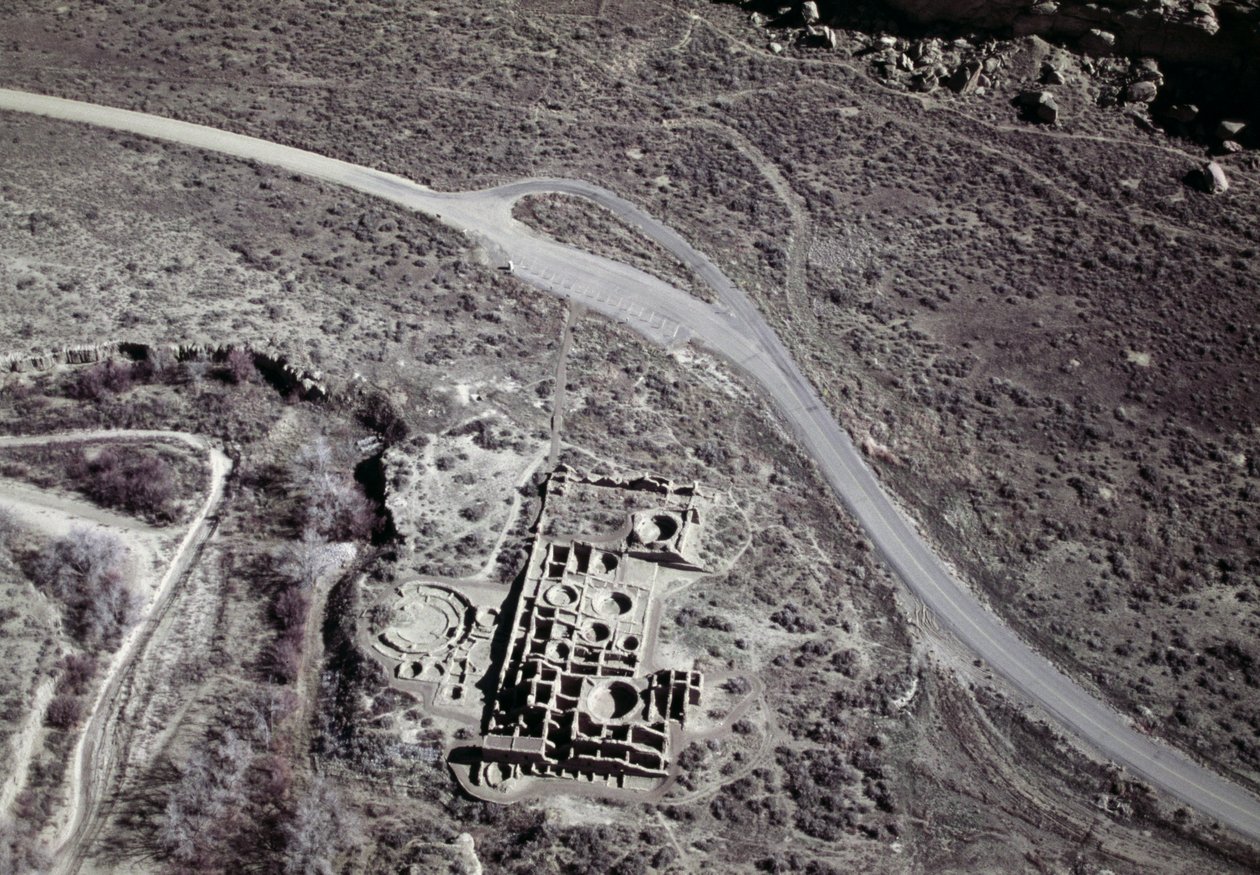 アナサジの古代集落の眺め、チャコ遺跡文化国立公園、チャコキャニオン、ニューメキシコ州、アメリカ合衆国、アナサジ文明 作： 無名の画家