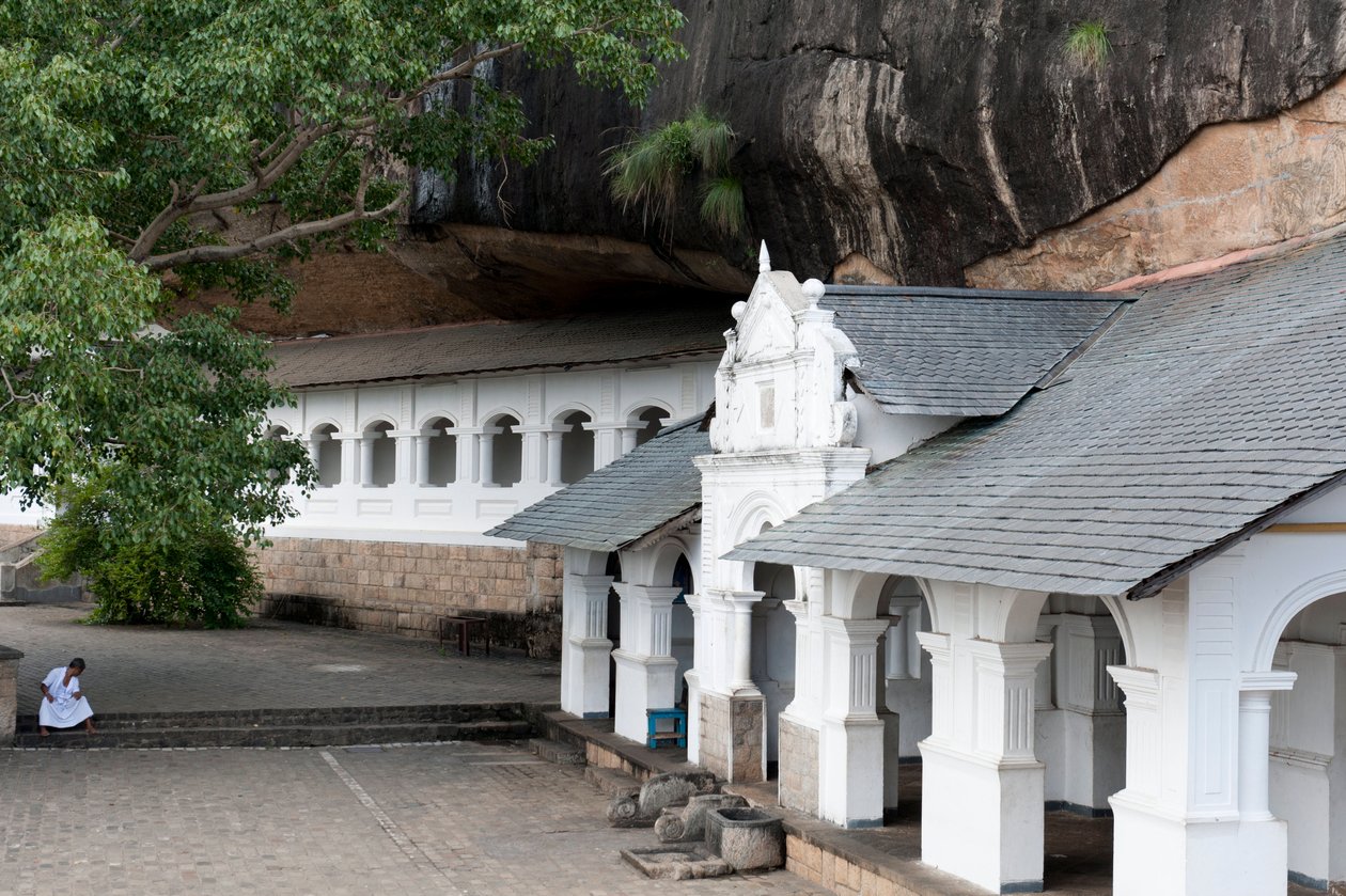 岩壁の下にある白い建物；石窟寺院；黄金寺院；ダンブッラ；スリランカ；アジア 作： 不明