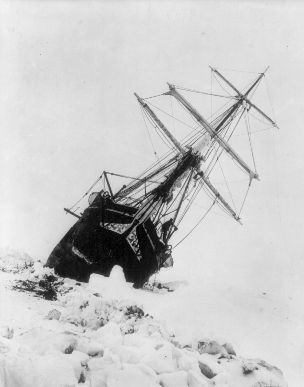 帝国南極横断探検隊：氷に閉ざされたエンデュランス号、1914-17年頃（写真） 作： アンダーウッド＆アンダーウッド