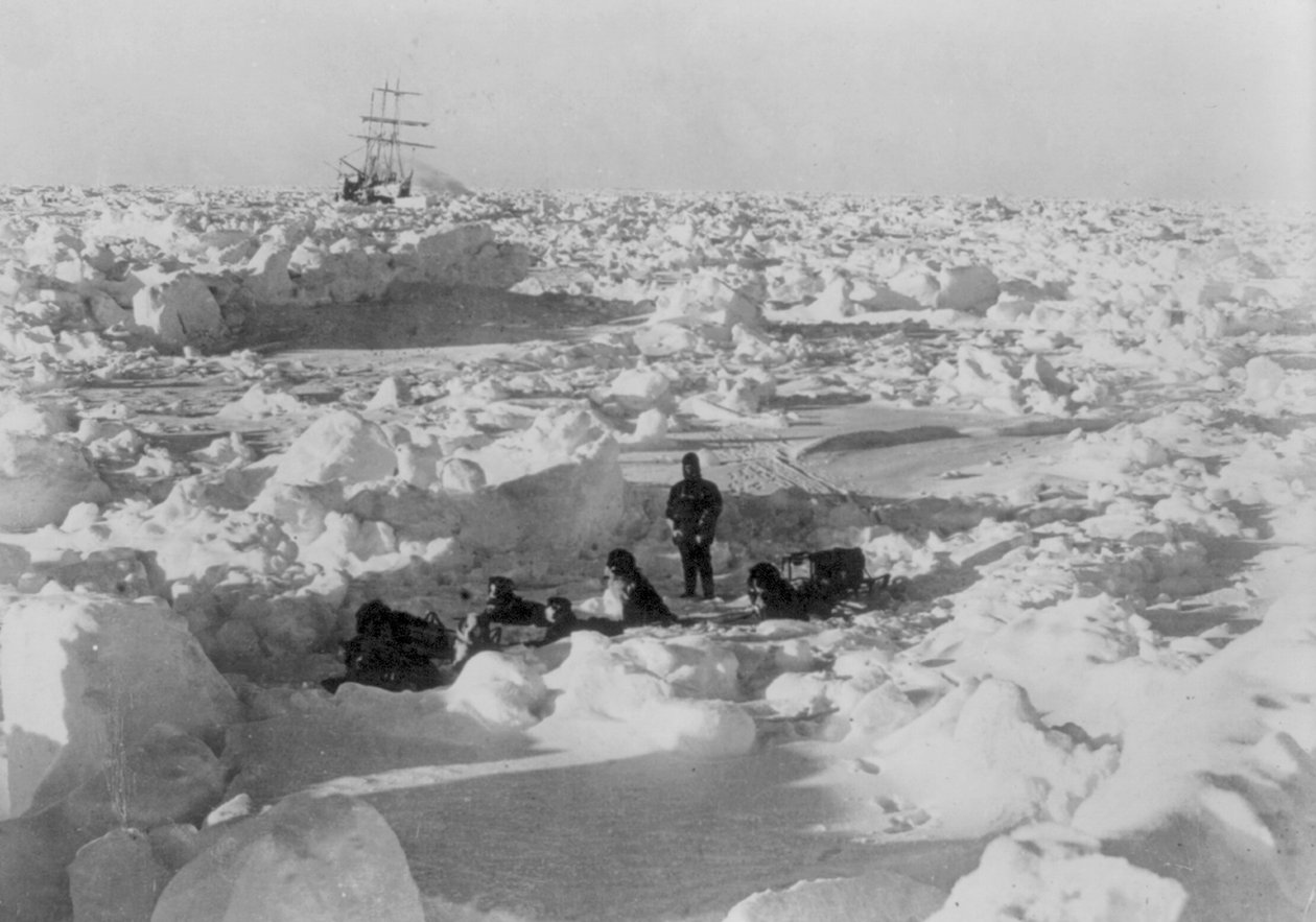 帝国の南極横断探検隊：流氷の中に座って一緒に繋がれている乗組員（1914-17年頃）（写真）。 作： アンダーウッド＆アンダーウッド