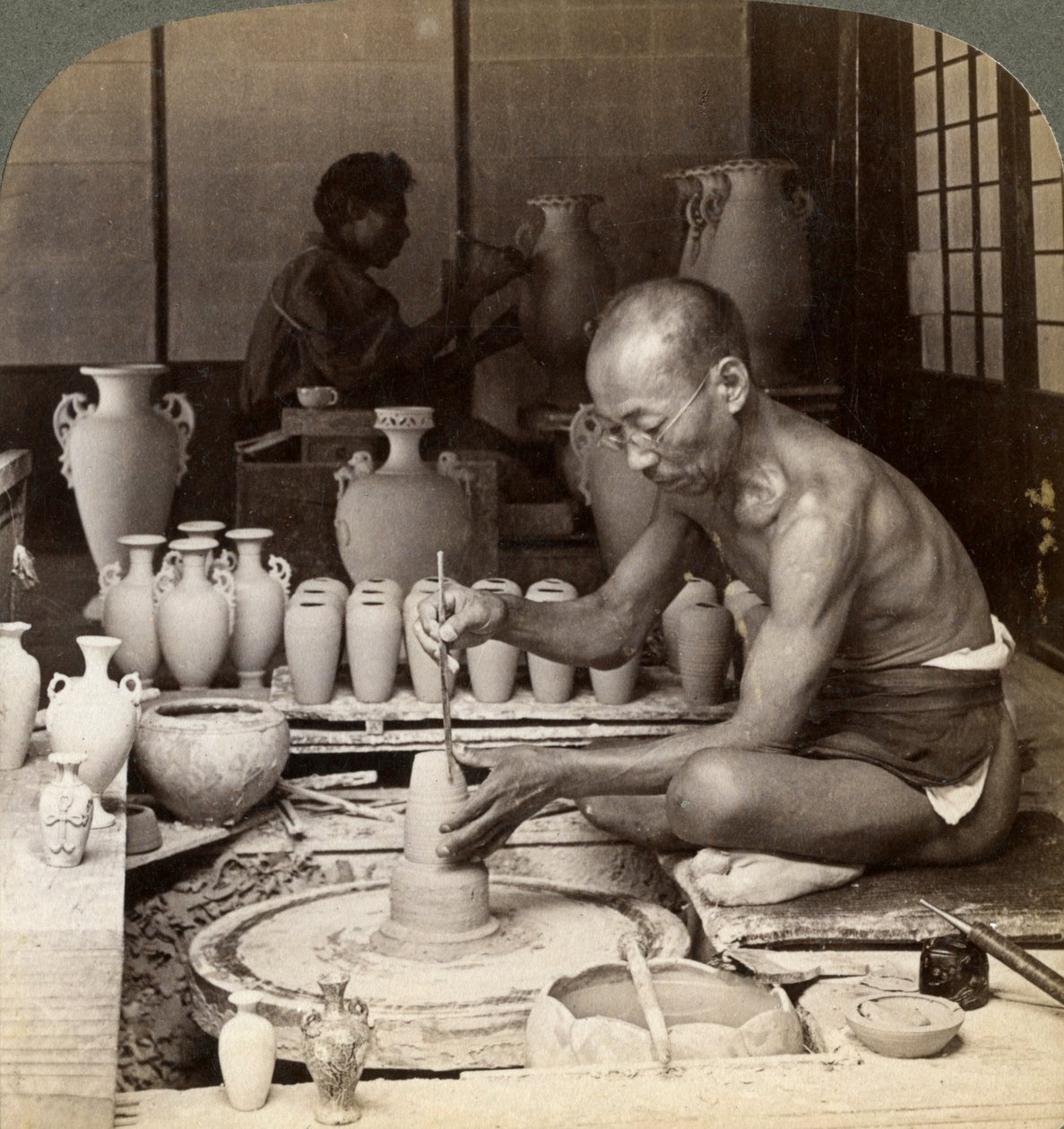 陶芸家・粟田磁器の花瓶を作る陶工、錦江さんの作品、京都、1904 作： アンダーウッドとアンダーウッド