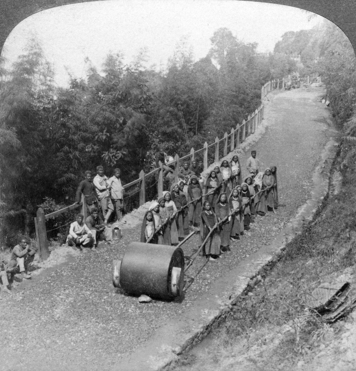 1903年、インドのダージリン高速道路で働く女性作業チーム。 作： アンダーウッドとアンダーウッド