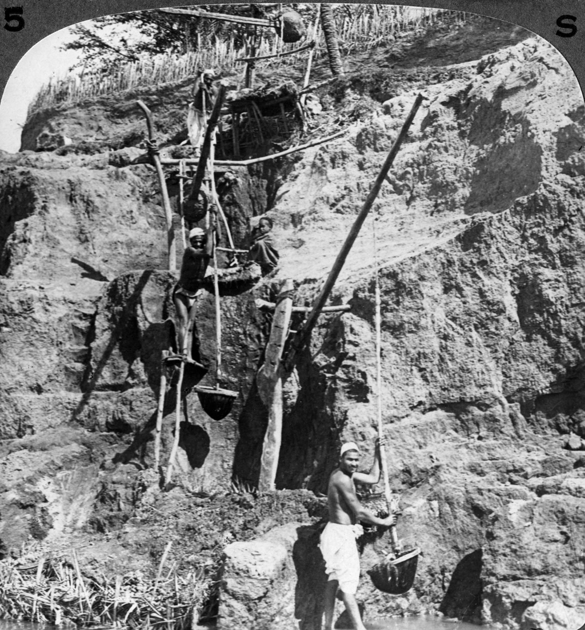 1905年にエジプトのナイル川を喉の渇いた畑に持ち上げるエジプトのシャドゥフ。 作： アンダーウッドとアンダーウッド