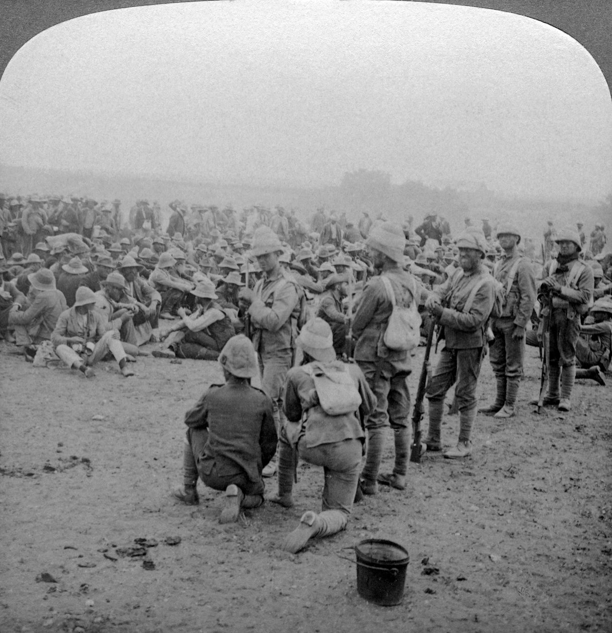 1900〜1902年、南アフリカのパーデバーグからモダー川までの道で休んでいたボーアの囚人。 作： アンダーウッドとアンダーウッド