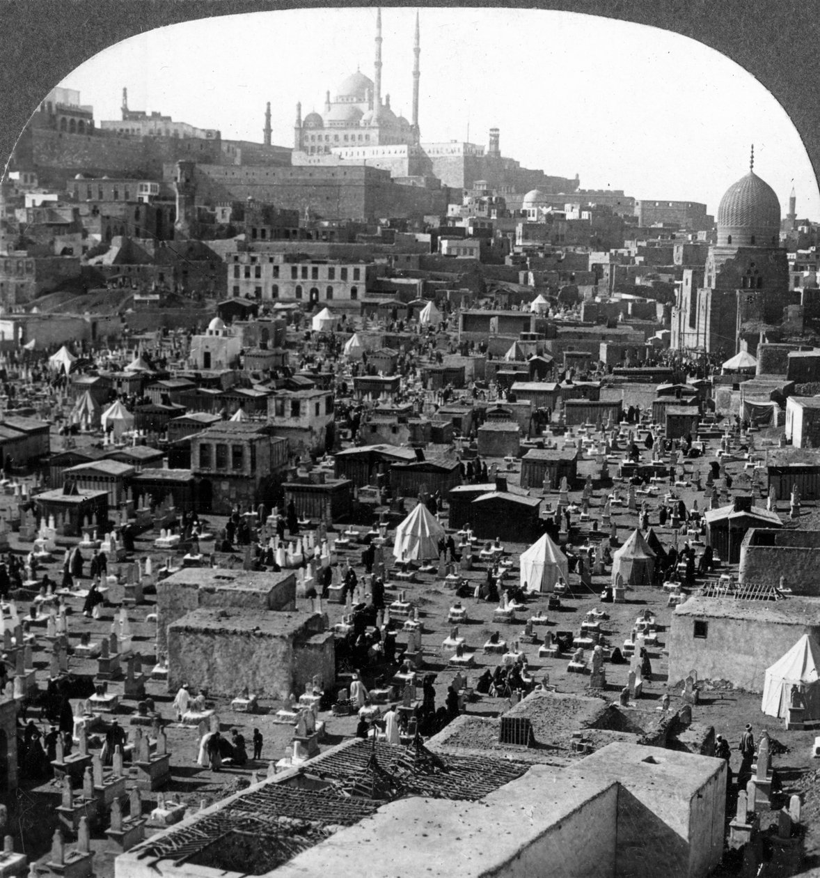 1905年、エジプト、カイロのバベルエルウィジル墓地を越えた城塞とモハメッドアリモスク。 作： アンダーウッドとアンダーウッド