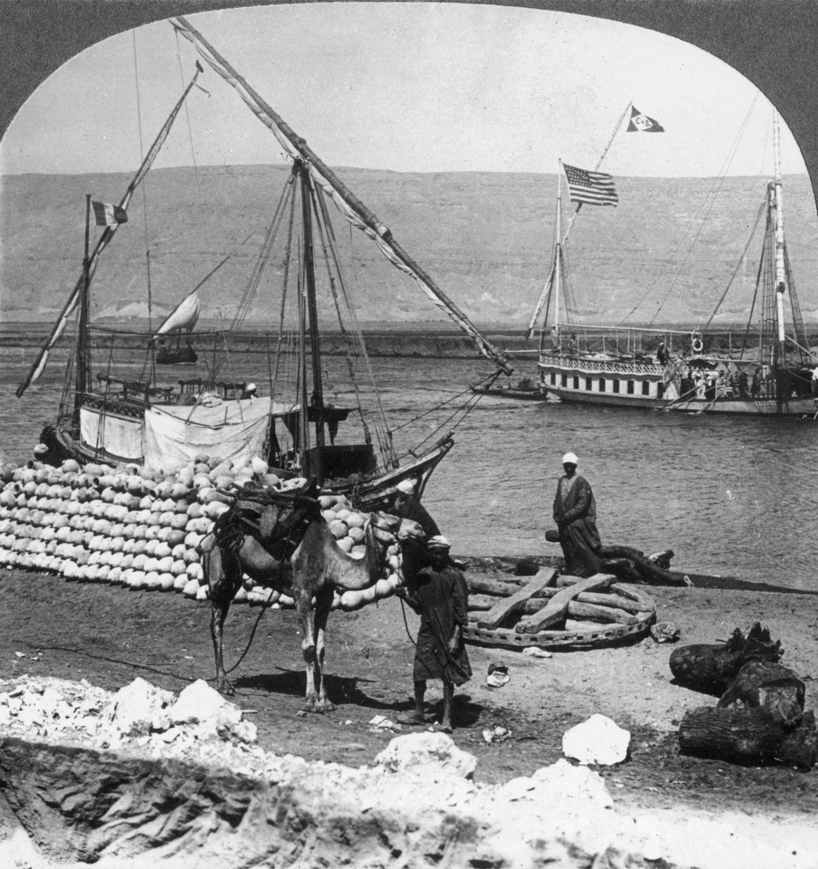 ナイル川の航海の準備ができている川のダハビエ、エジプト、1905年。 作： アンダーウッドとアンダーウッド