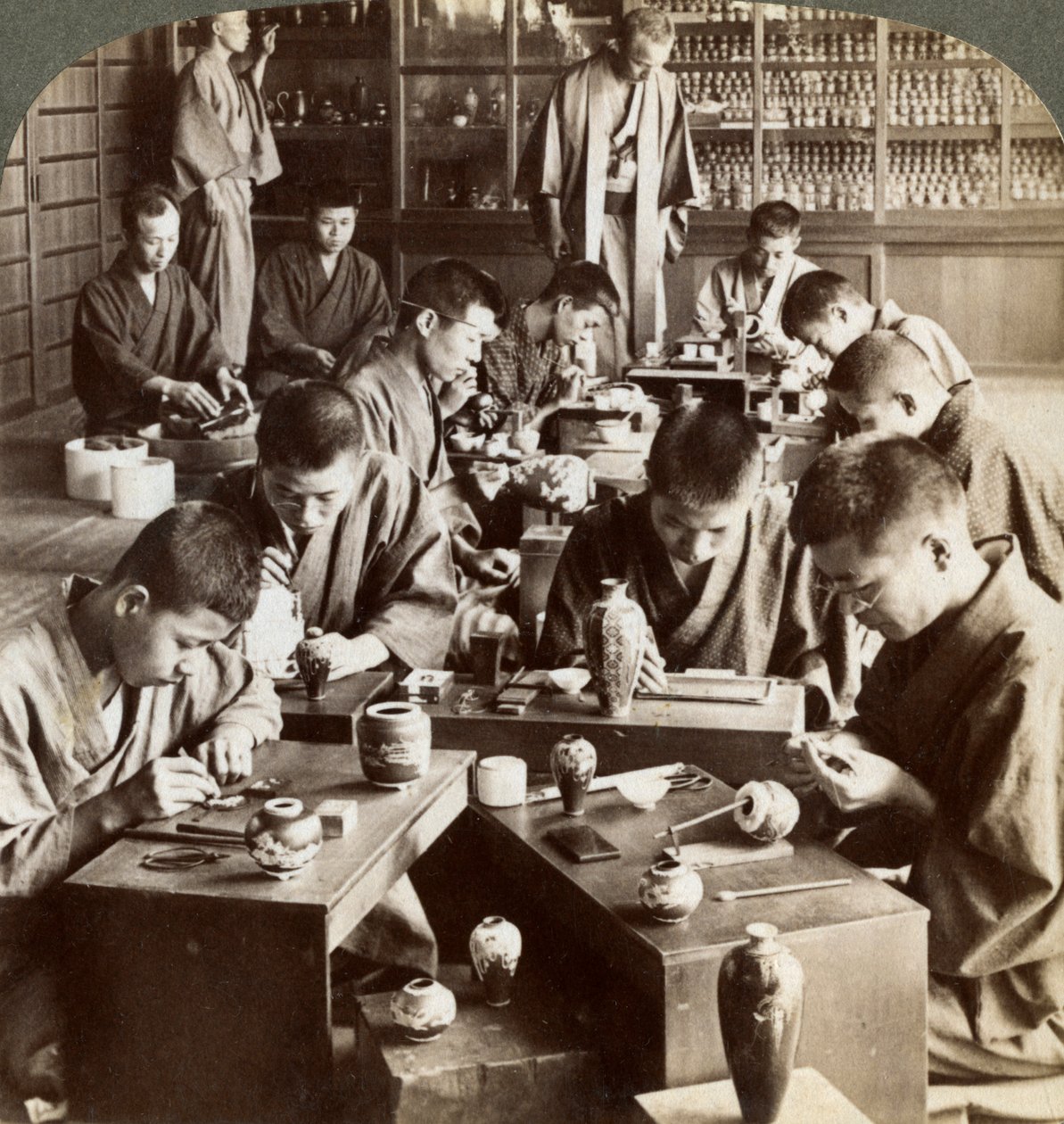 七宝焼き、京都、日本でデザインを作成する熟練した職人、1904年 作： アンダーウッドとアンダーウッド