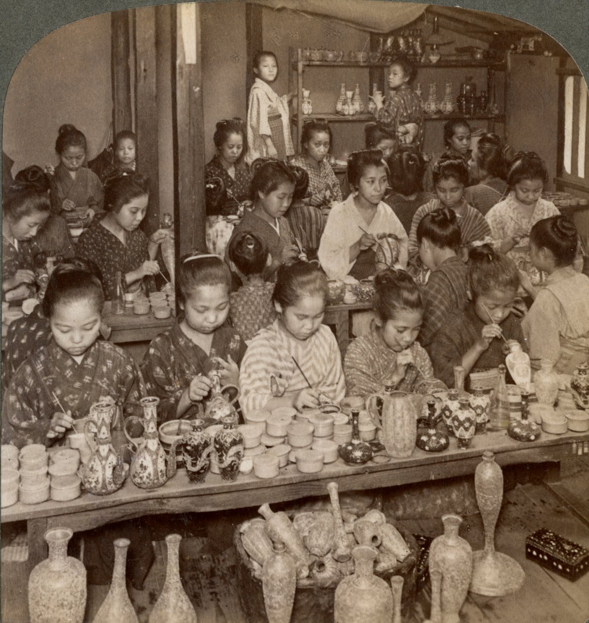 海外市場向けの陶器を飾る工場の女の子、京都、日本、1904 作： アンダーウッドとアンダーウッド