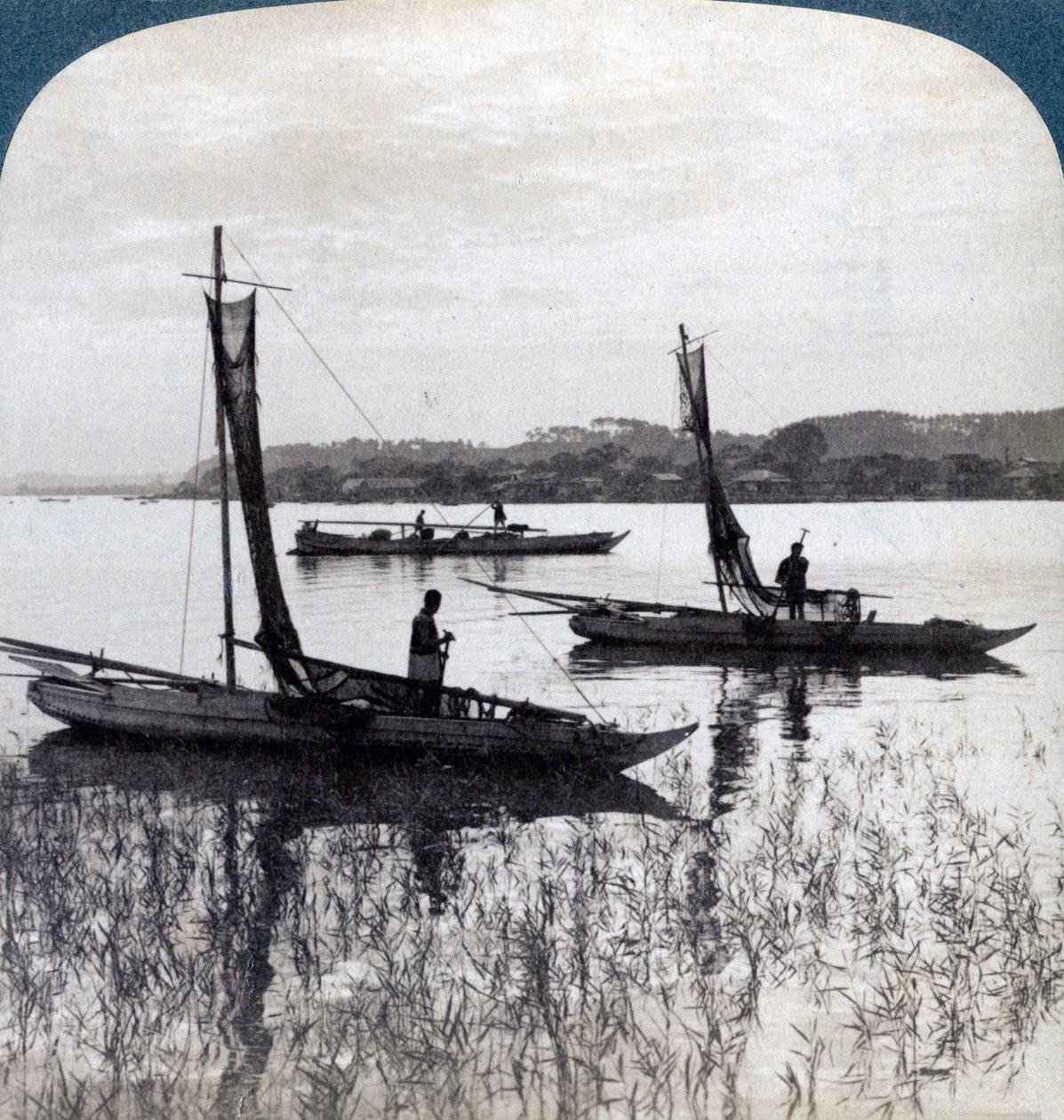 1904年、日本の横浜近郊に日没で帰ってくる漁船。 作： アンダーウッドとアンダーウッド