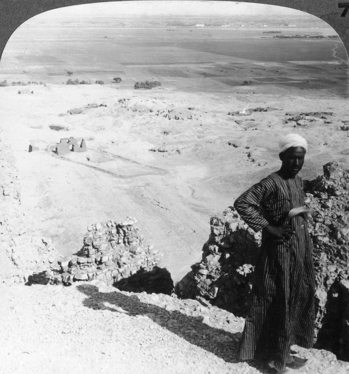 Der-el-Bahriの高い崖から平野を横切り、ルクソール、テベス、エジプト、1905年まで。 作： アンダーウッドとアンダーウッド