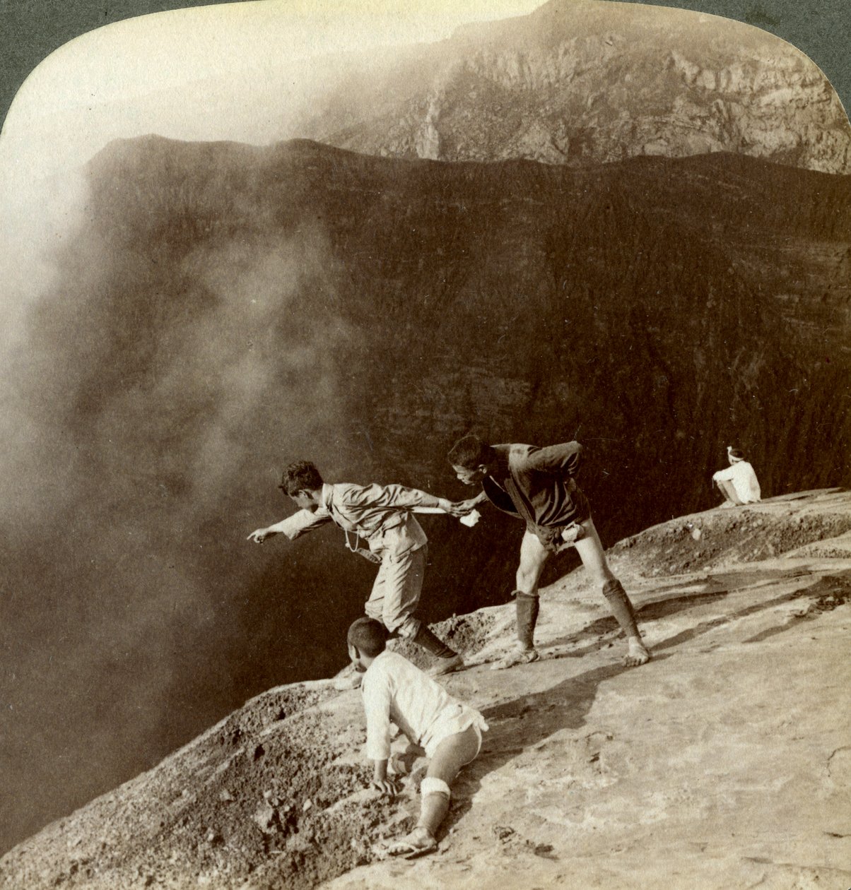 硫黄の蒸気を通って火口の奥深くに差し込む、阿蘇山、1904 作： アンダーウッドとアンダーウッド