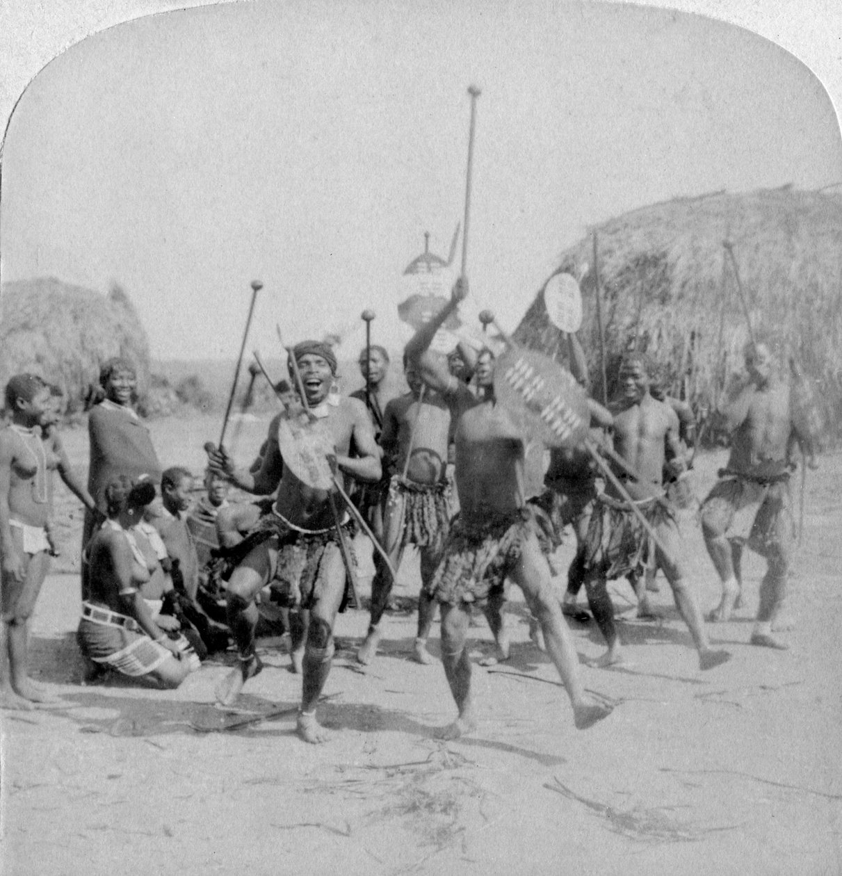 クラールの英雄的スポーツ、ズールー族の戦争ダンス、ズールーランド、南アフリカ共和国、1901 作： アンダーウッドとアンダーウッド