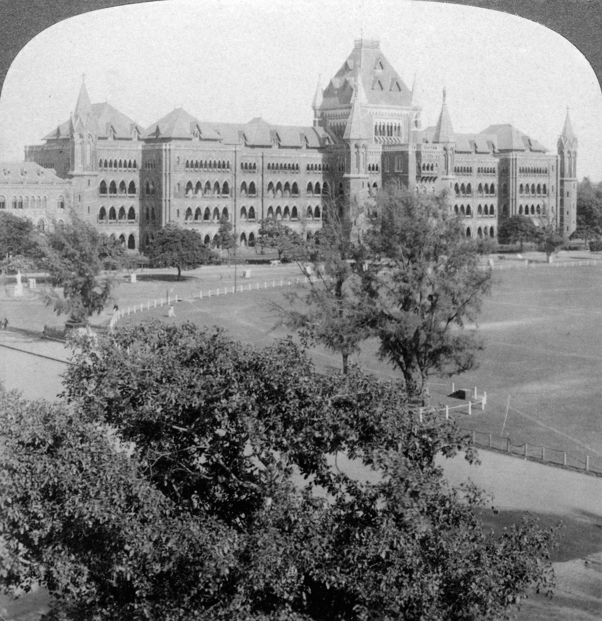 1903年、インドのボンベイにあるロッテンロウの高等裁判所と北端。 作： アンダーウッドとアンダーウッド
