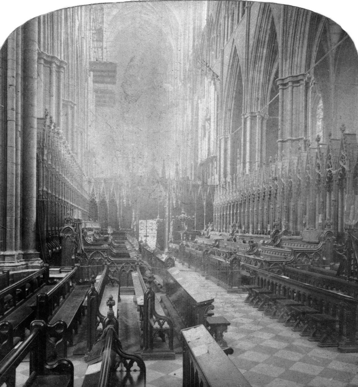 19世紀後半、ロンドンのウェストミンスター寺院の内部。 作： アンダーウッドとアンダーウッド
