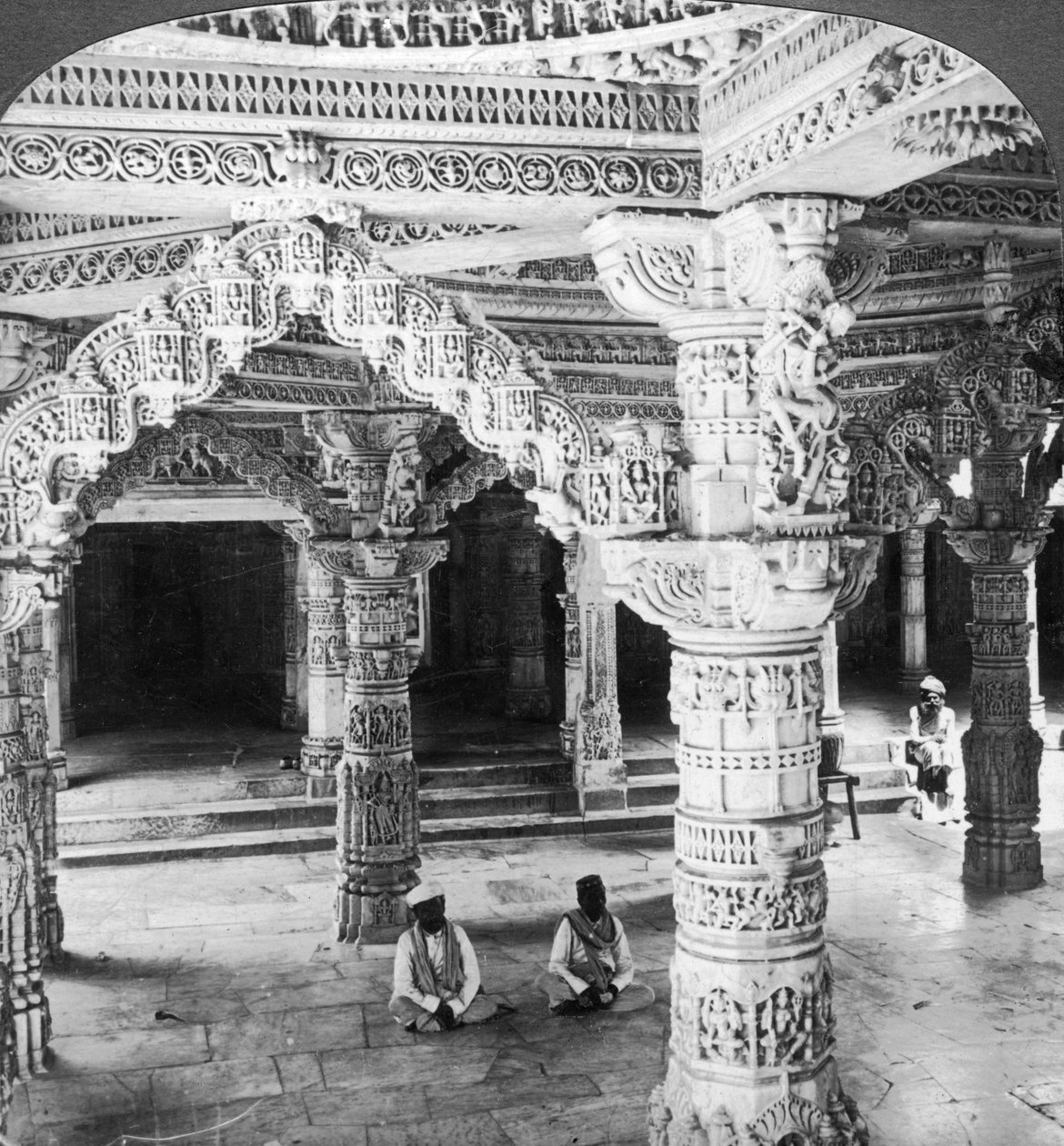 1903年、インド、アブ山、ビマラサの神殿の内部。 作： アンダーウッドとアンダーウッド