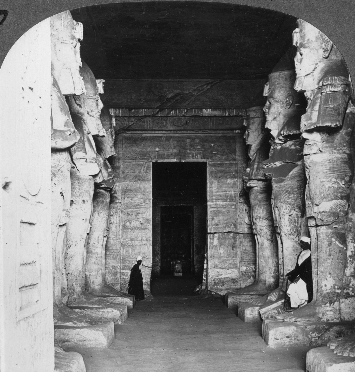 1905年、エジプトのアブシンベルの岩が削られた寺院の内部。 作： アンダーウッドとアンダーウッド