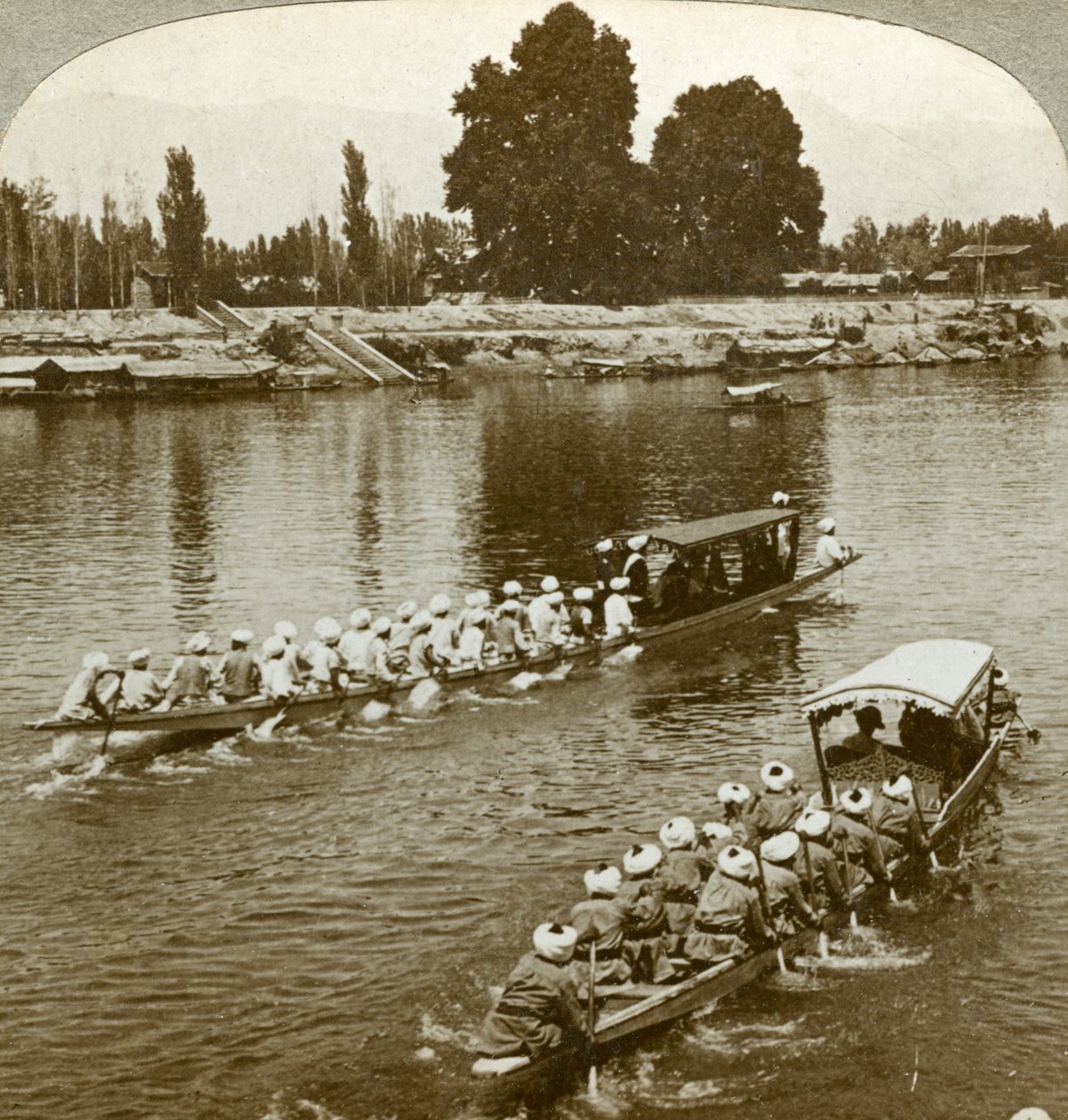 インドのカシミール州マハラジャの州のはしけを旅するCurzxon女、c1900年代。 作： アンダーウッドとアンダーウッド