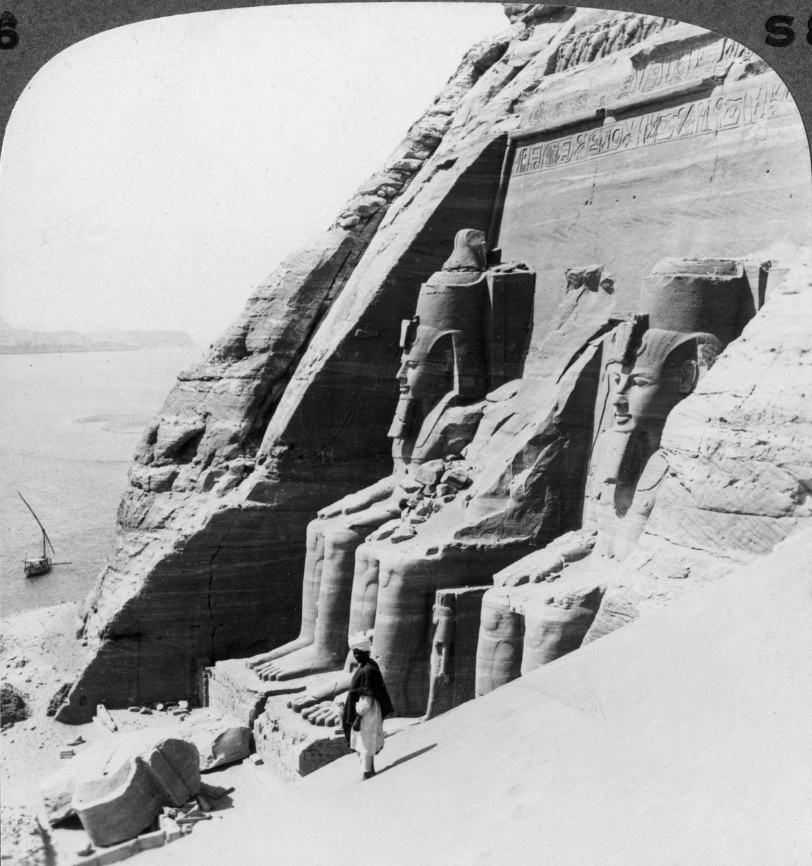 1905年、エジプトのアブシンベル神殿の前を過ぎて川を見下ろす。 作： アンダーウッドとアンダーウッド