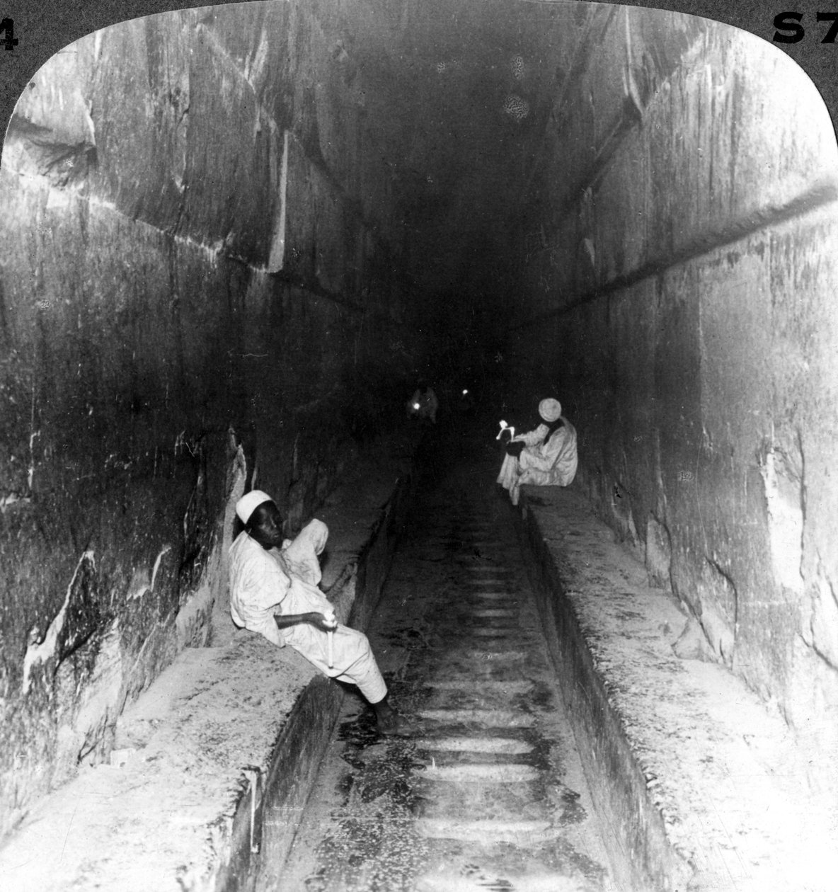 1905年、エジプトの大ピラミッド内のクフス墓地への主要通路を見下ろす。 作： アンダーウッドとアンダーウッド