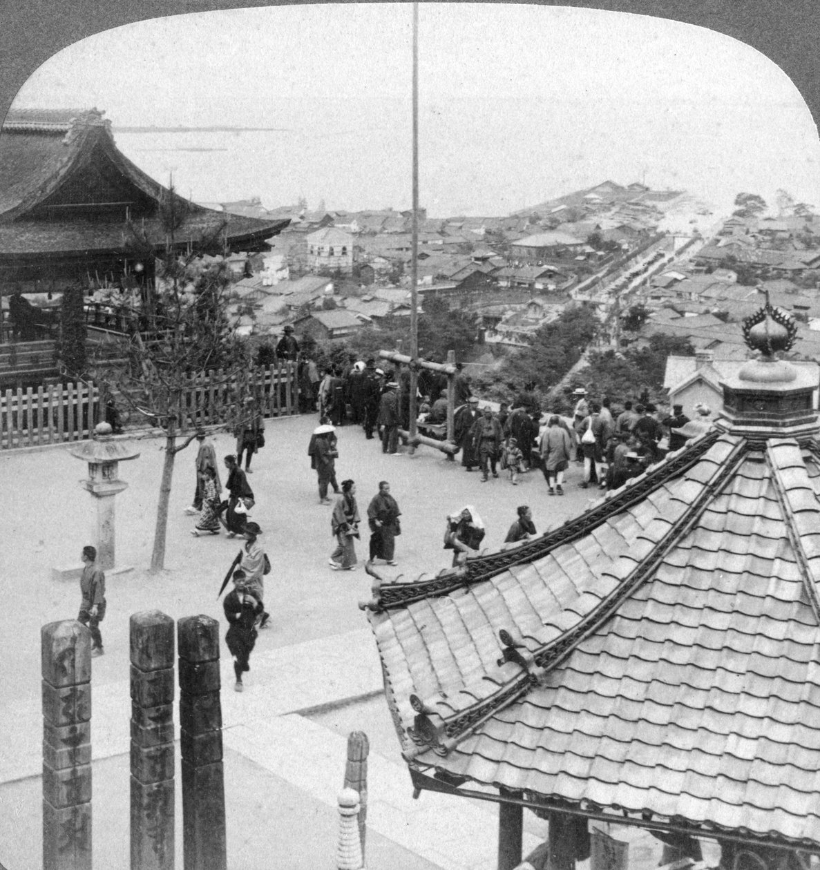 大津と琵琶湖を見下ろすミルデラ神殿から東を見た、1904年。 作： アンダーウッドとアンダーウッド