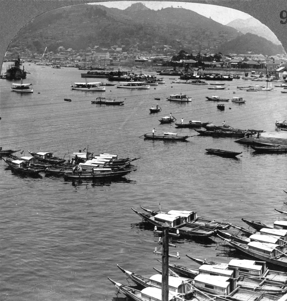 1904年に日本の長崎の港で船を北上してみる。 作： アンダーウッドとアンダーウッド