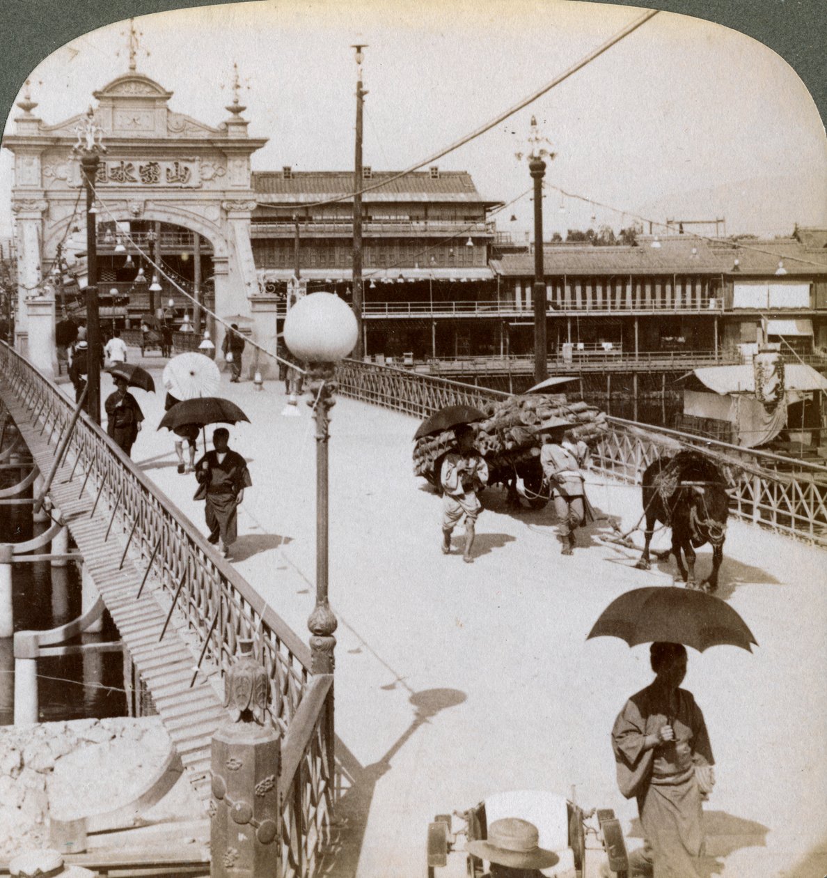 Looking west over the Kamo River Kamogawa at Shijo bridge, Kyoto, Japan, 1904. 作： アンダーウッドとアンダーウッド