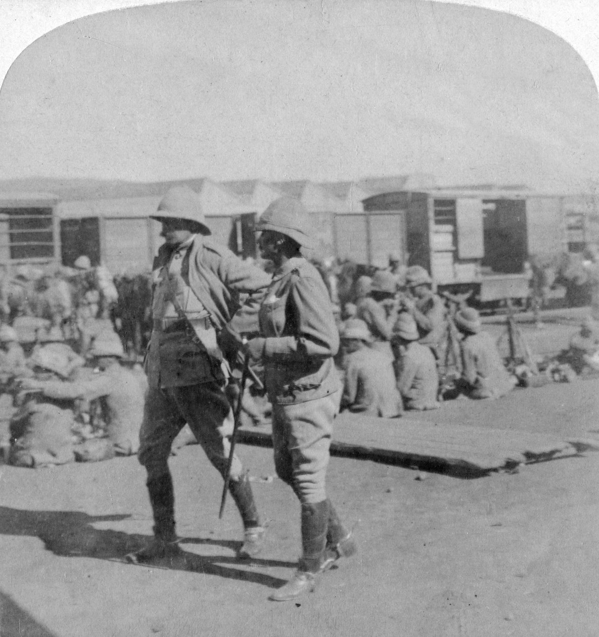 1901年6月5日、南アフリカのプレトリア駅にいるキッチナー卿とポールカリュー将軍。 作： アンダーウッドとアンダーウッド