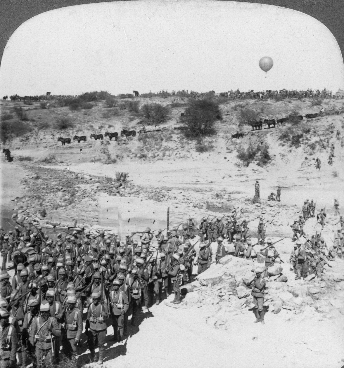 南アフリカのザンド川を渡るロバーツ卿歩兵c1900年代。 作： アンダーウッドとアンダーウッド