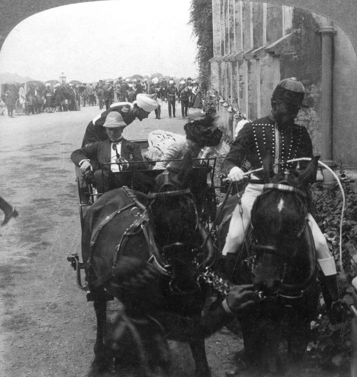 1903年、インドのシムラにあるクライストチャーチのカーゾン卿と女性。 作： アンダーウッドとアンダーウッド