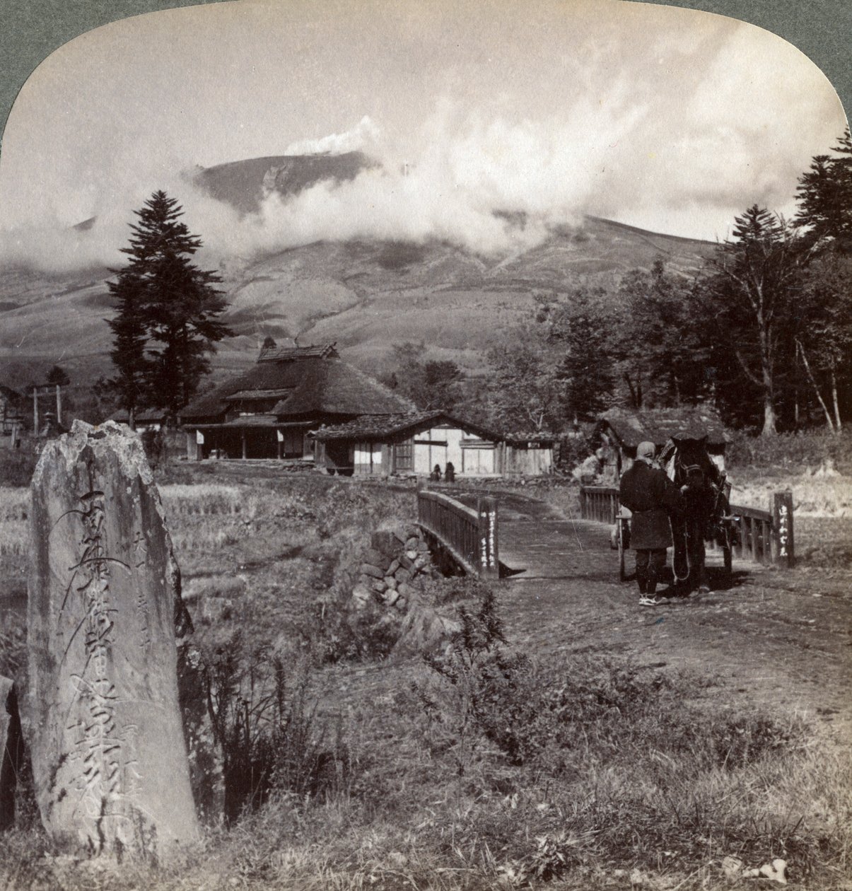 浅間山浅間山、1904年、葛飾北西の日本最大の活火山。 作： アンダーウッドとアンダーウッド