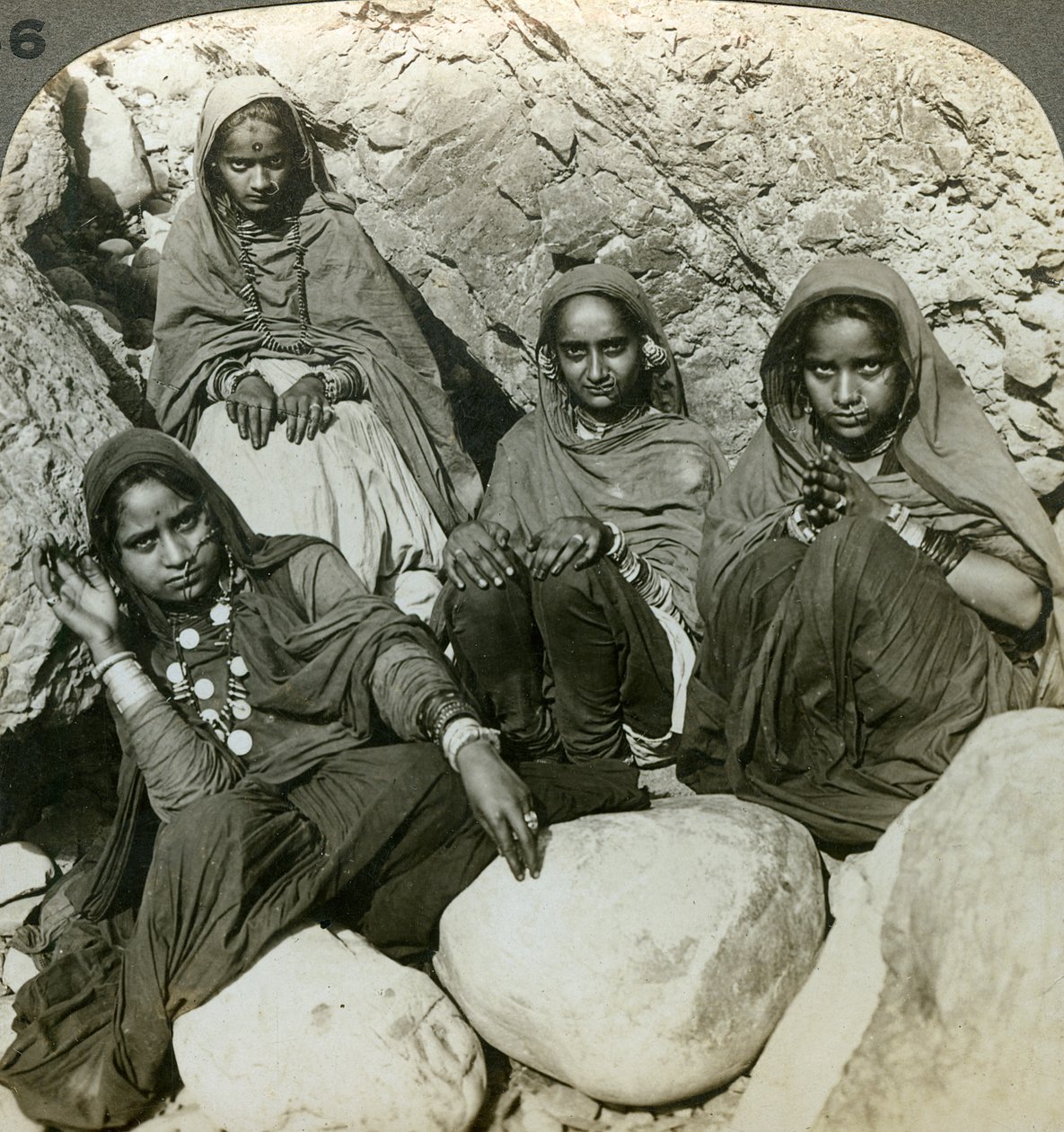 ネイティブのブジ女の子、ストレジ川、ヒマラヤ、インド、c1900年代。 作： アンダーウッドとアンダーウッド