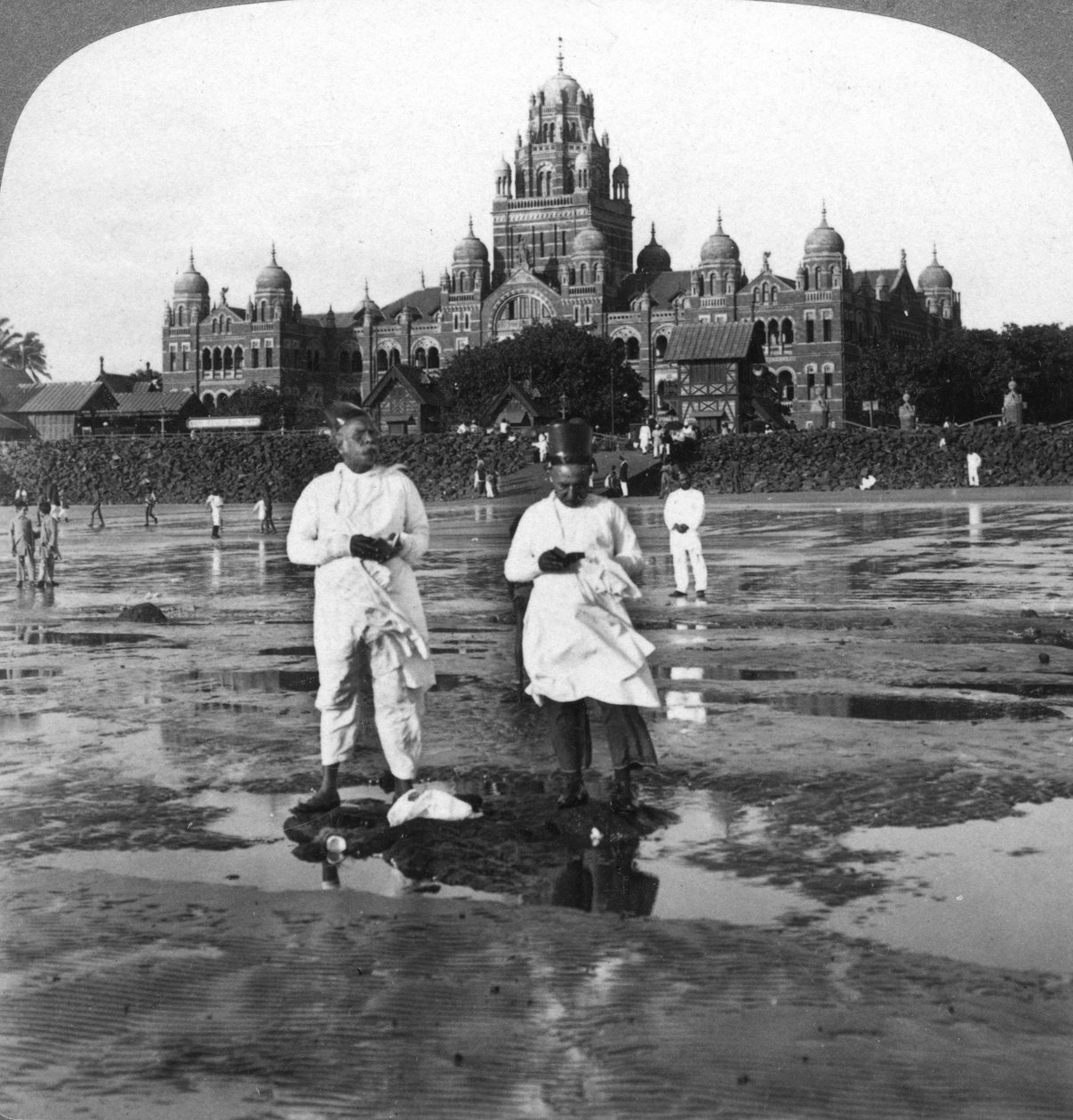 1903年、新月、ボンベイ、インドを崇拝するパーシス。 作： アンダーウッドとアンダーウッド