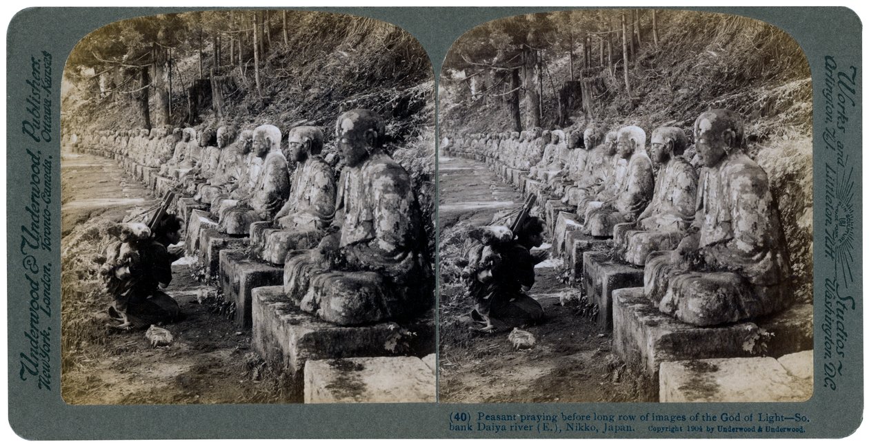 光の神の像の列の前で祈る農民、大谷川、日光、日本、1904年。 作： アンダーウッドとアンダーウッド