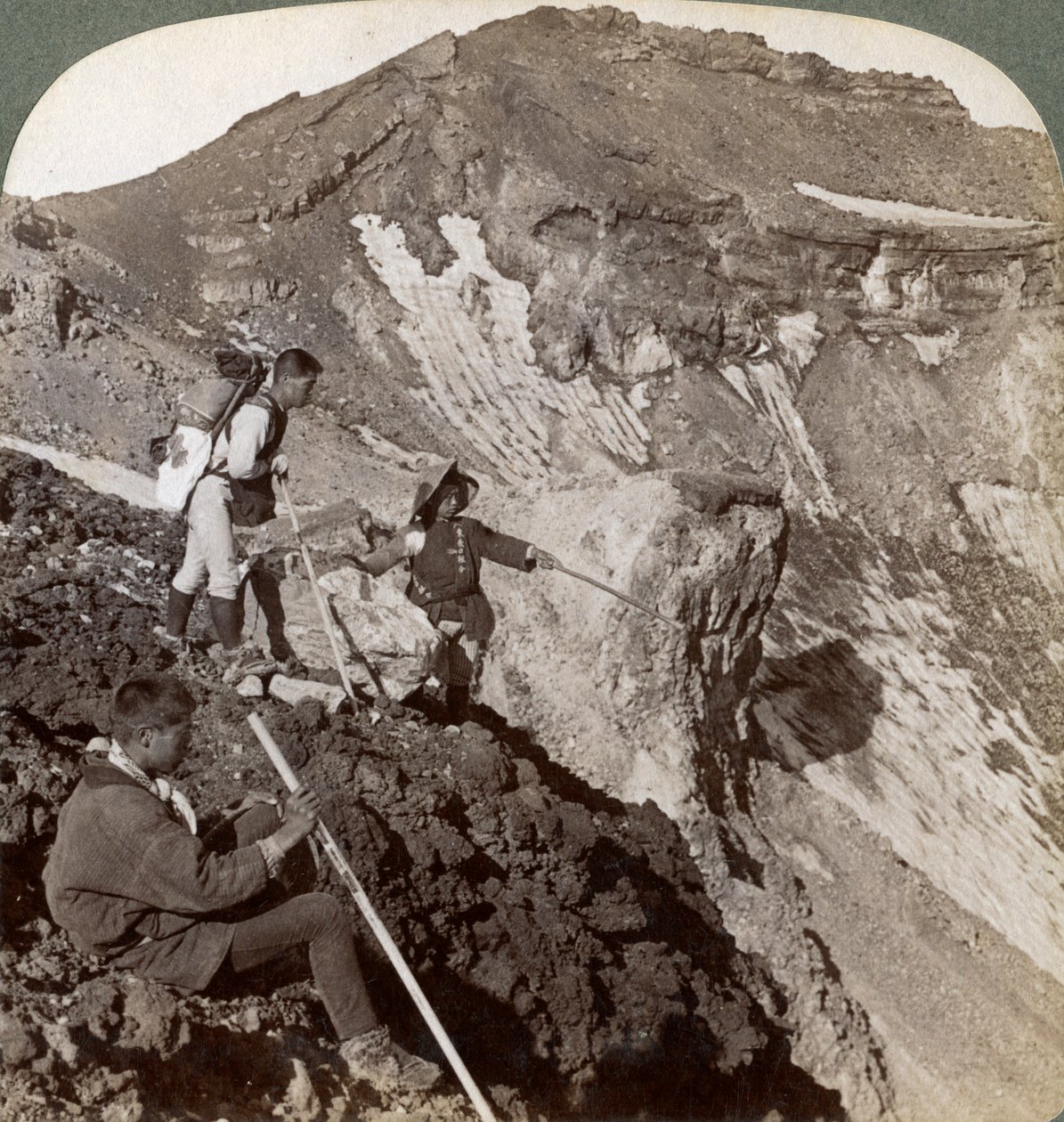 1904年に溶岩がちりばめられた縁から富士山富士山のクレーター、日本にピアリング。 作： アンダーウッドとアンダーウッド