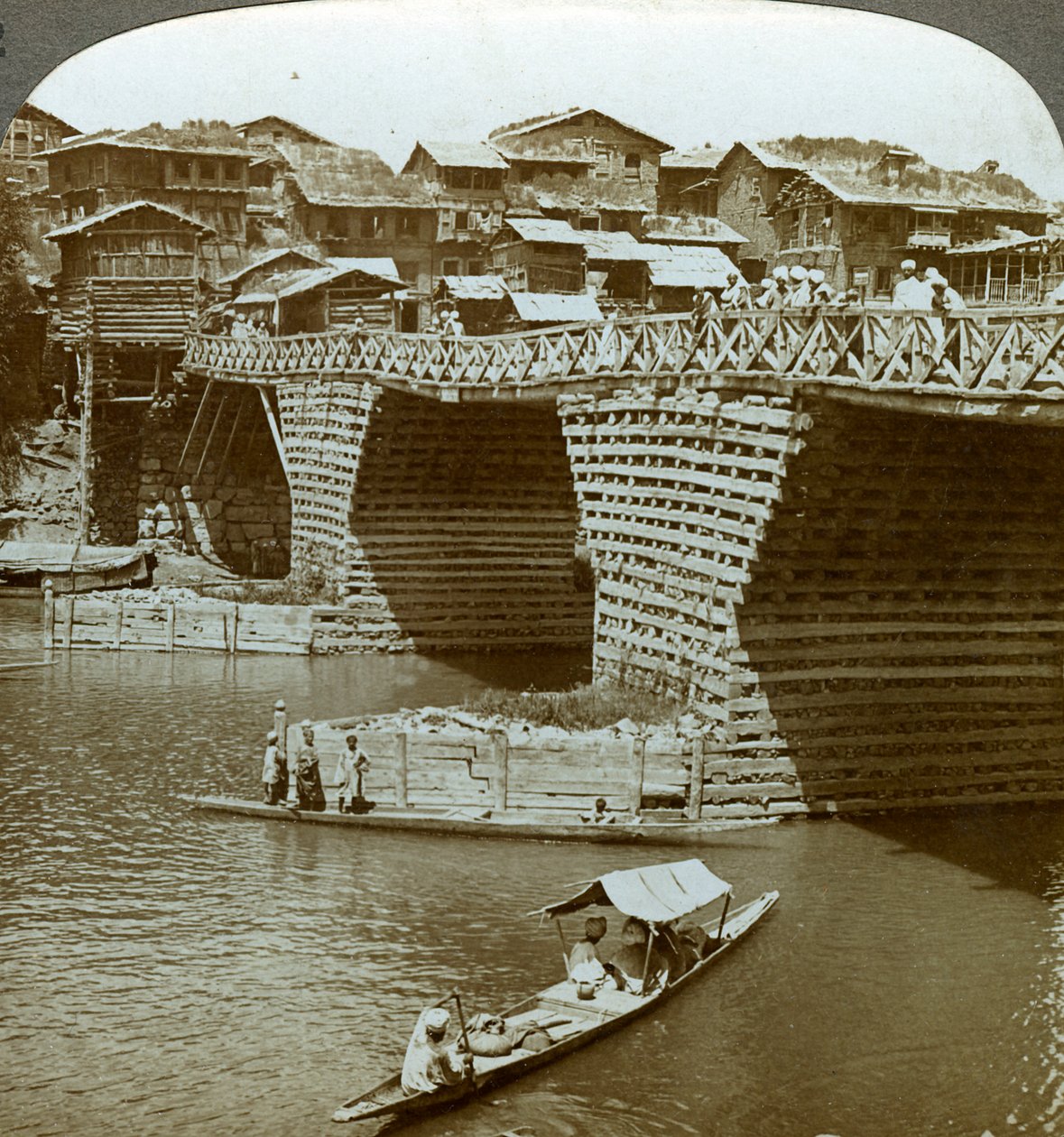 古風な趣のある橋と家々、太陽の街、カシミール、インド、c1900年代。 作： アンダーウッドとアンダーウッド