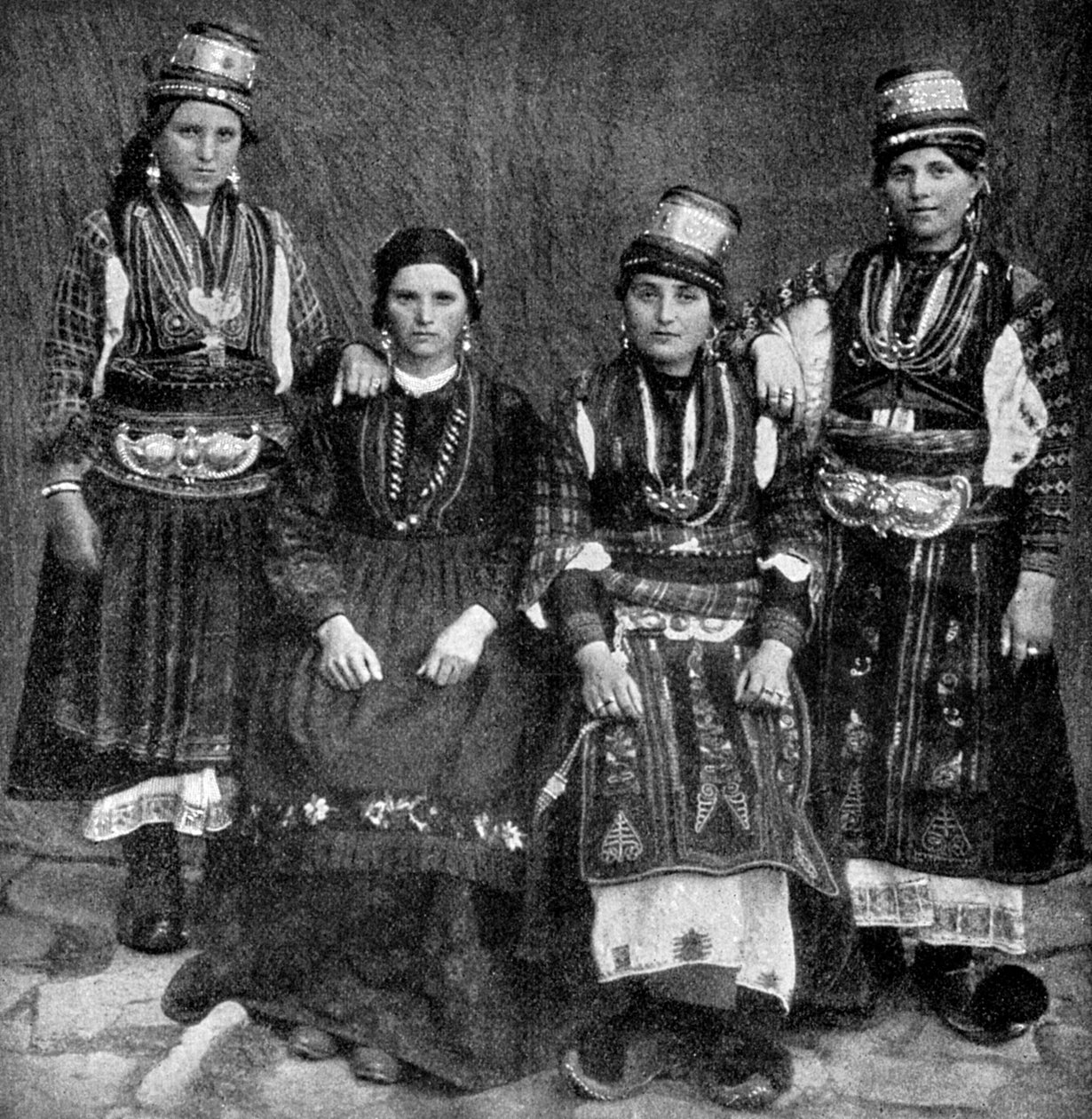 ルーマニアの女性、アルバニア、1922年。 作： アンダーウッドとアンダーウッド