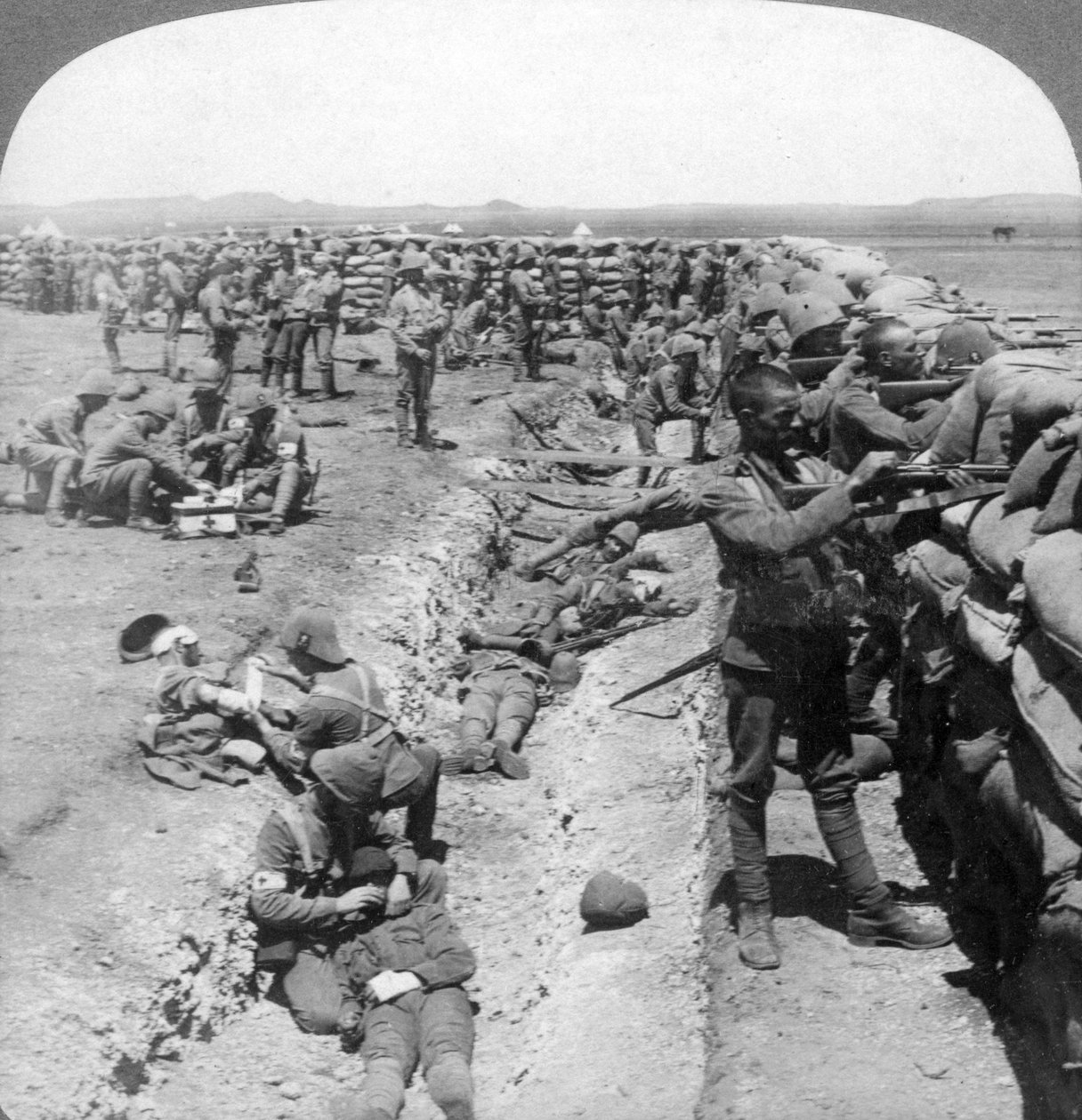 南アフリカのハニーネストクルーフで戦うロイヤルミュンスターフジリエ、1900年。 作： アンダーウッドとアンダーウッド