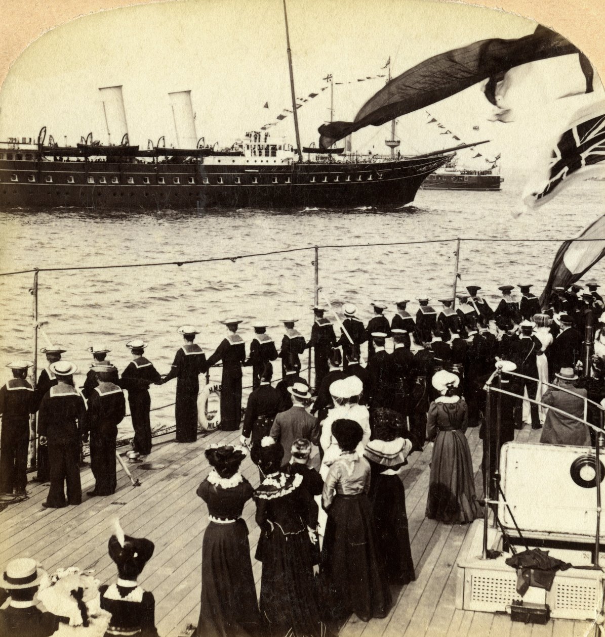 戦艦HMSナイルを通過するロイヤルヨット、コロネーションレビュー、スピットヘッド、ハンプシャー、1902年。 作： アンダーウッドとアンダーウッド