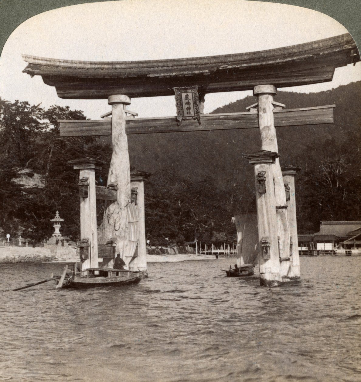海から昇る神聖な鳥居、厳島神社、宮島、日本、1904 作： アンダーウッドとアンダーウッド