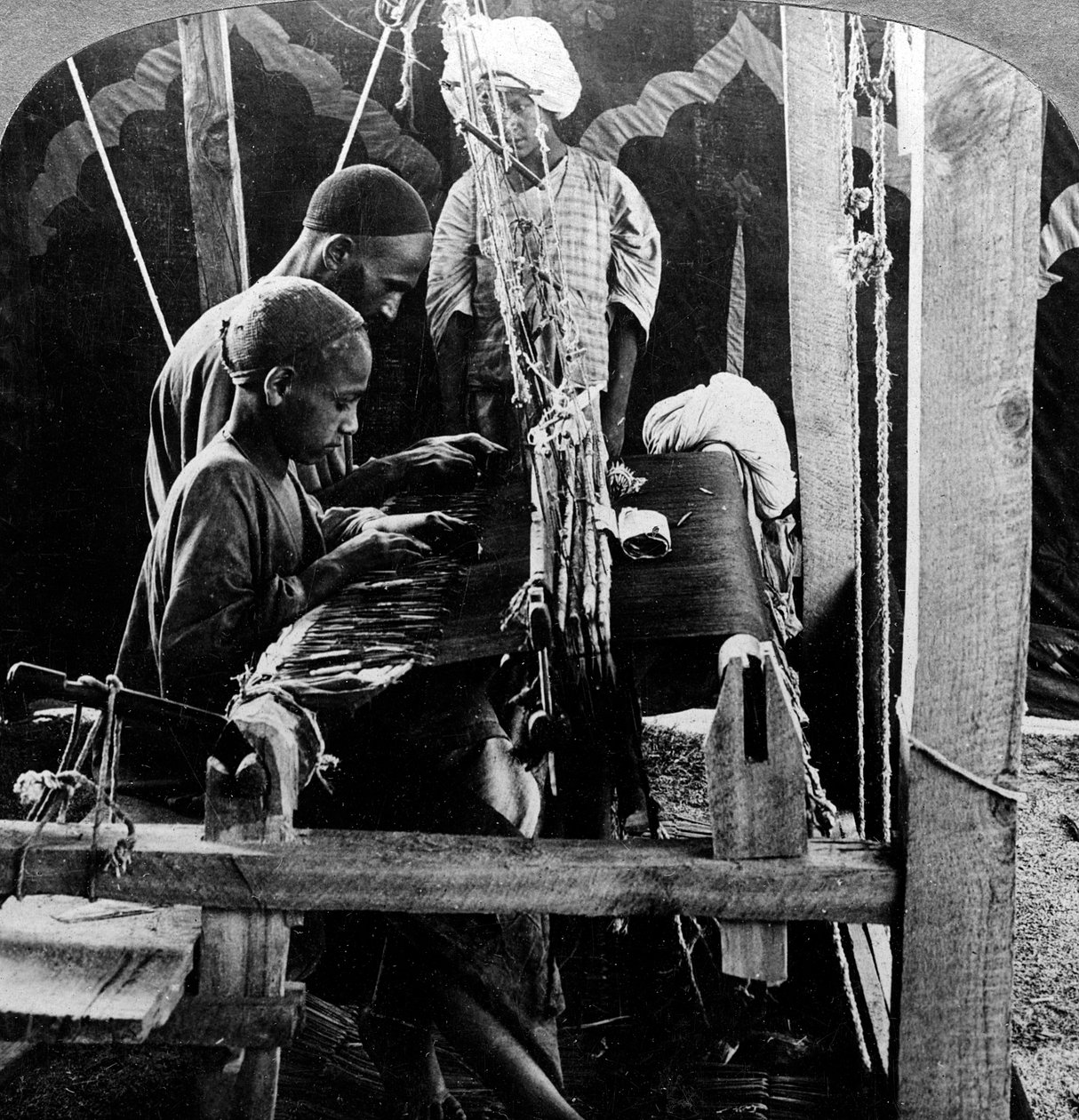ショールウィーバー、カシミール、インド、c1900s。 作： アンダーウッドとアンダーウッド