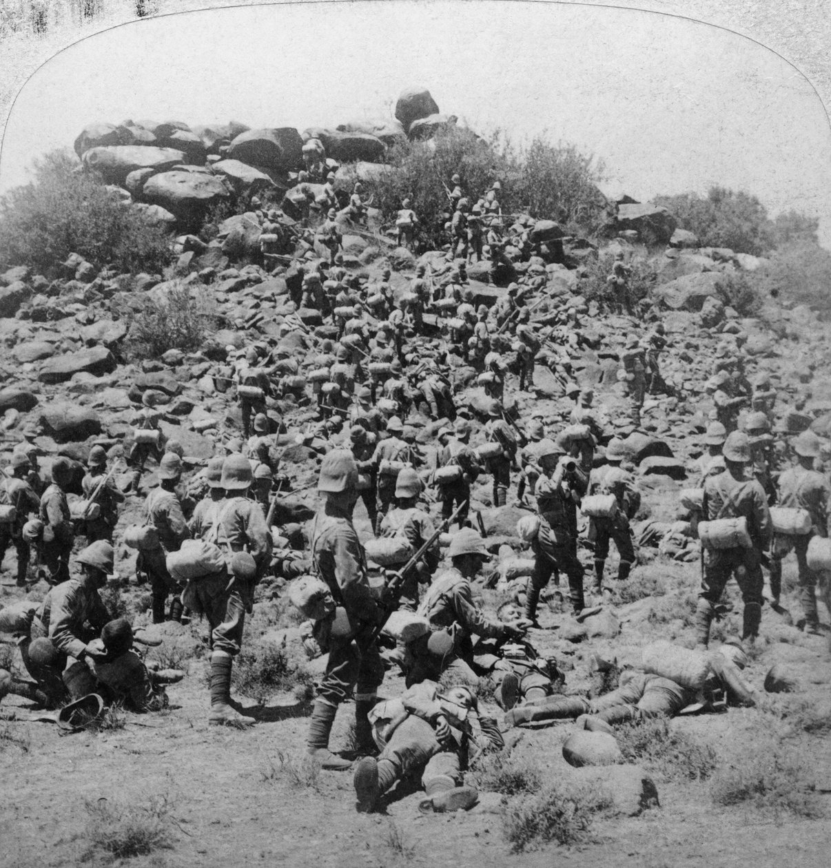 南アフリカ、コールズバーグでのサフォークによるボーアコピエの嵐、ボーア戦争、1900年。 作： アンダーウッドとアンダーウッド