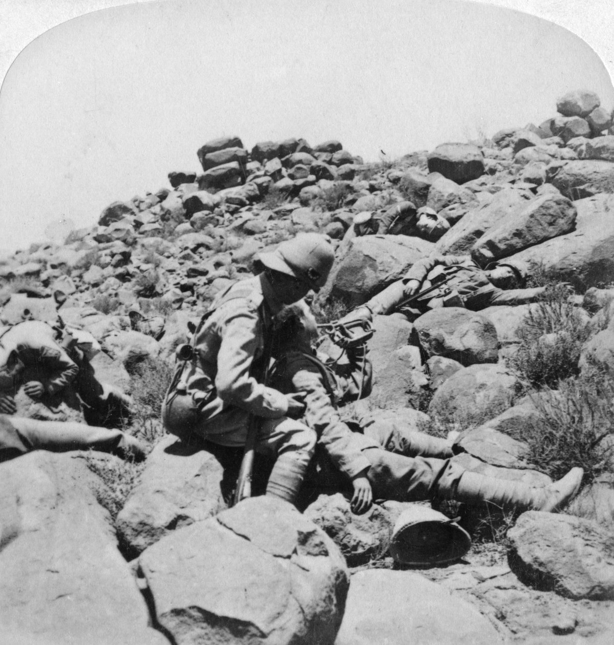 瀕死の盗賊たちの最後の呼び声、戦場の事件、南アフリカ、グラスパン、1900 作： アンダーウッドとアンダーウッド