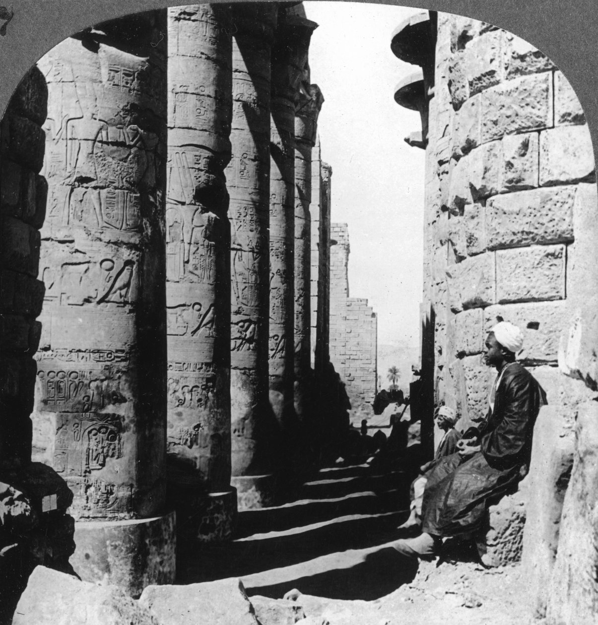 カルナックの偉大な寺院の有名な列柱、テーベ、エジプト、1905年。 作： アンダーウッドとアンダーウッド