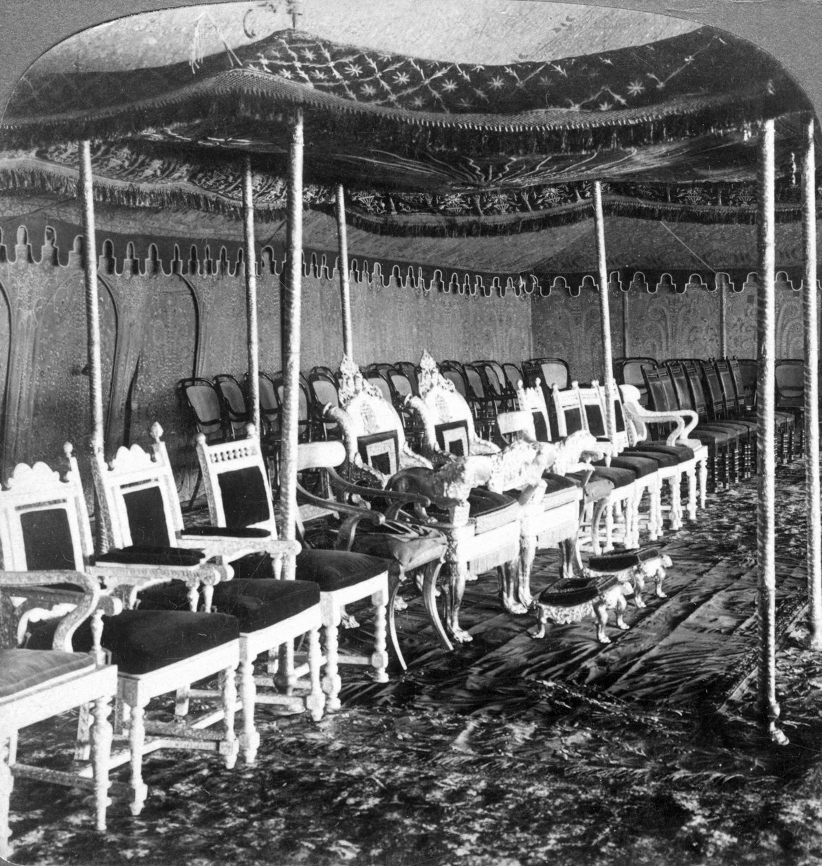 1903年にインドのデリーにあるカシミールのマハラジャのダルバールテントにある黄金の天蓋。 作： アンダーウッドとアンダーウッド